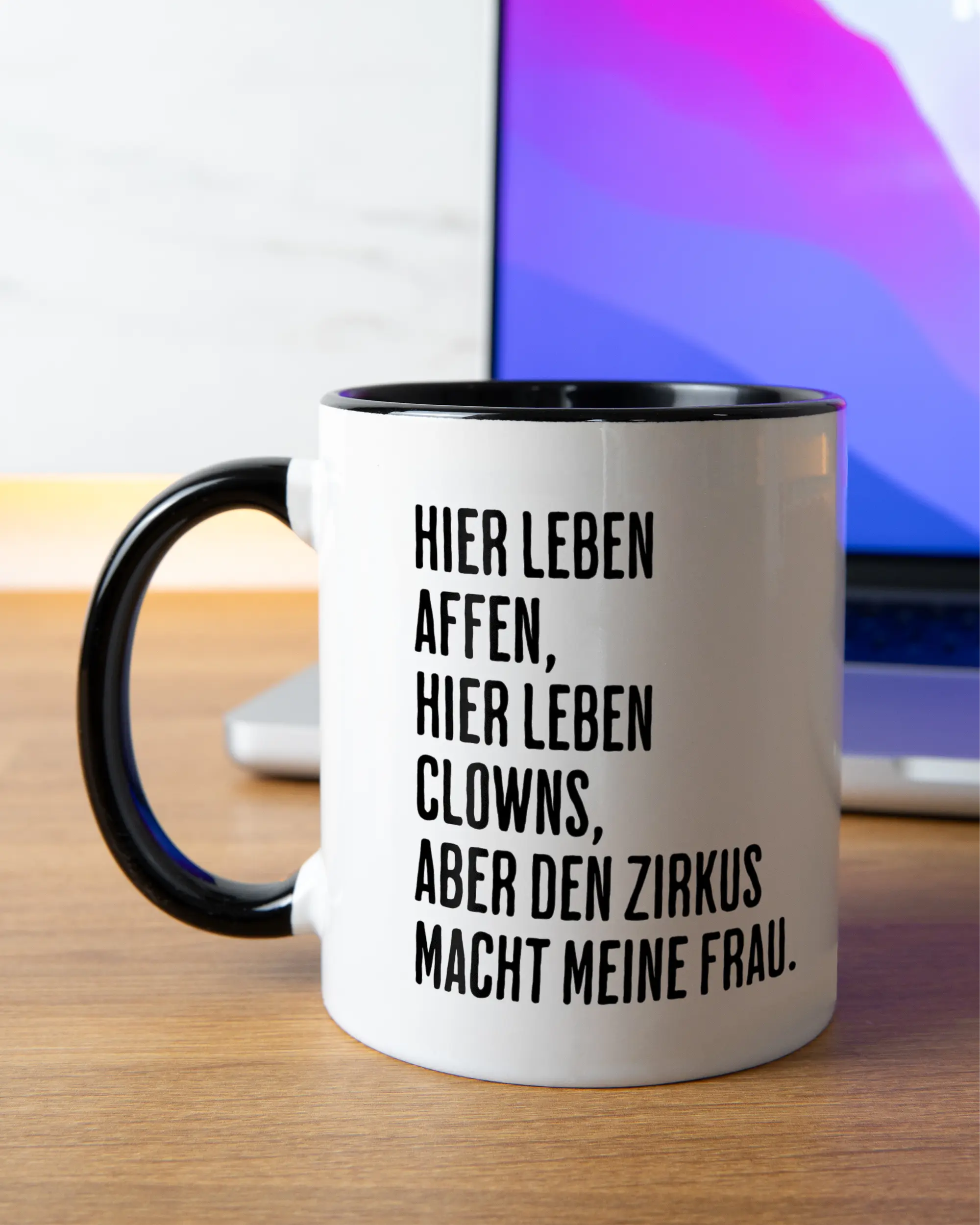 Homeoffice Aufnahme der beidseitig bedruckten Keramik Tasse von Maondo mit dem Design Affenzirkus in der Farbe Schwarz-Weiß