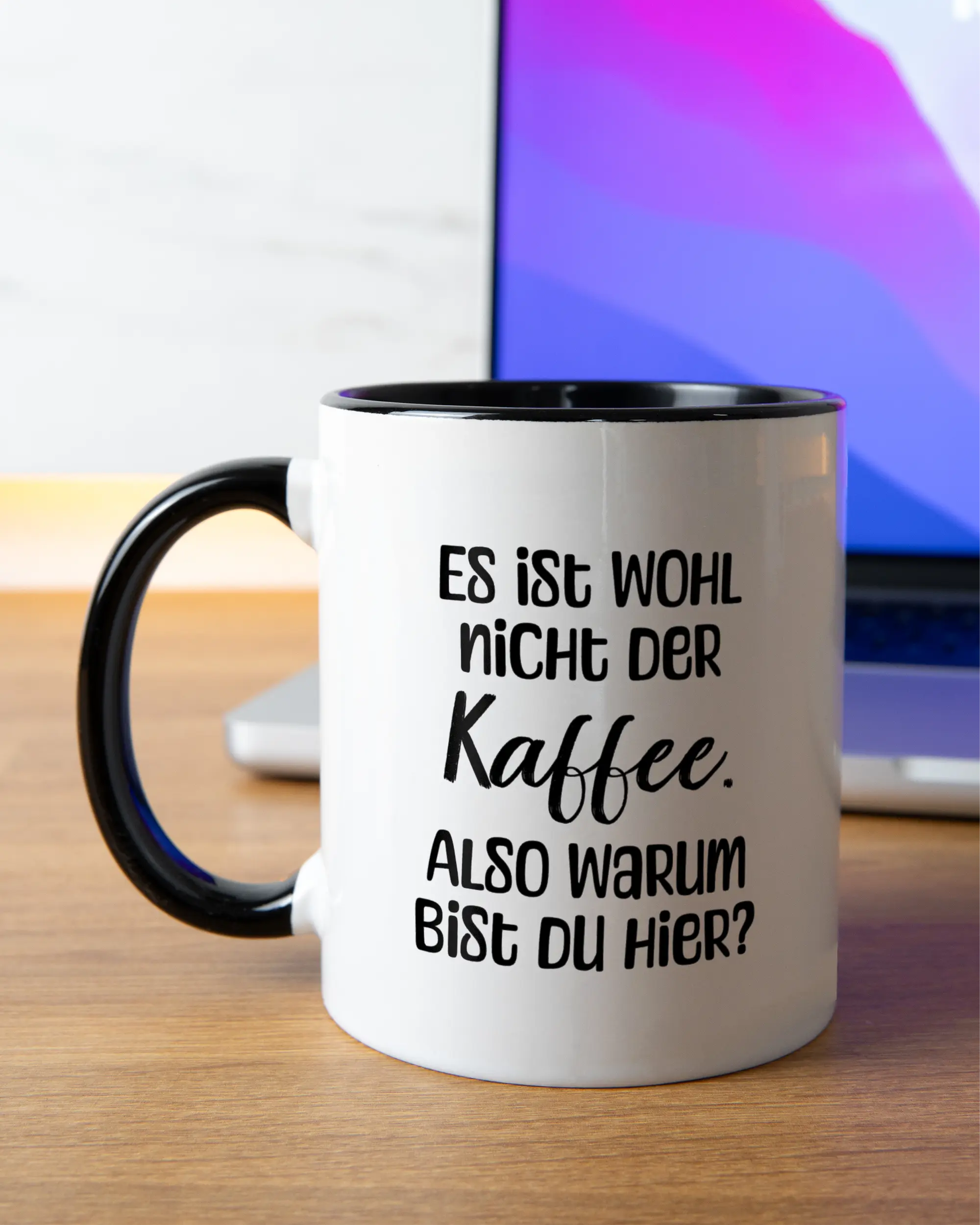 Homeoffice Aufnahme der beidseitig bedruckten Keramik Tasse von Maondo mit dem Design Kaffeeklatsch in der Farbe Schwarz-Weiß