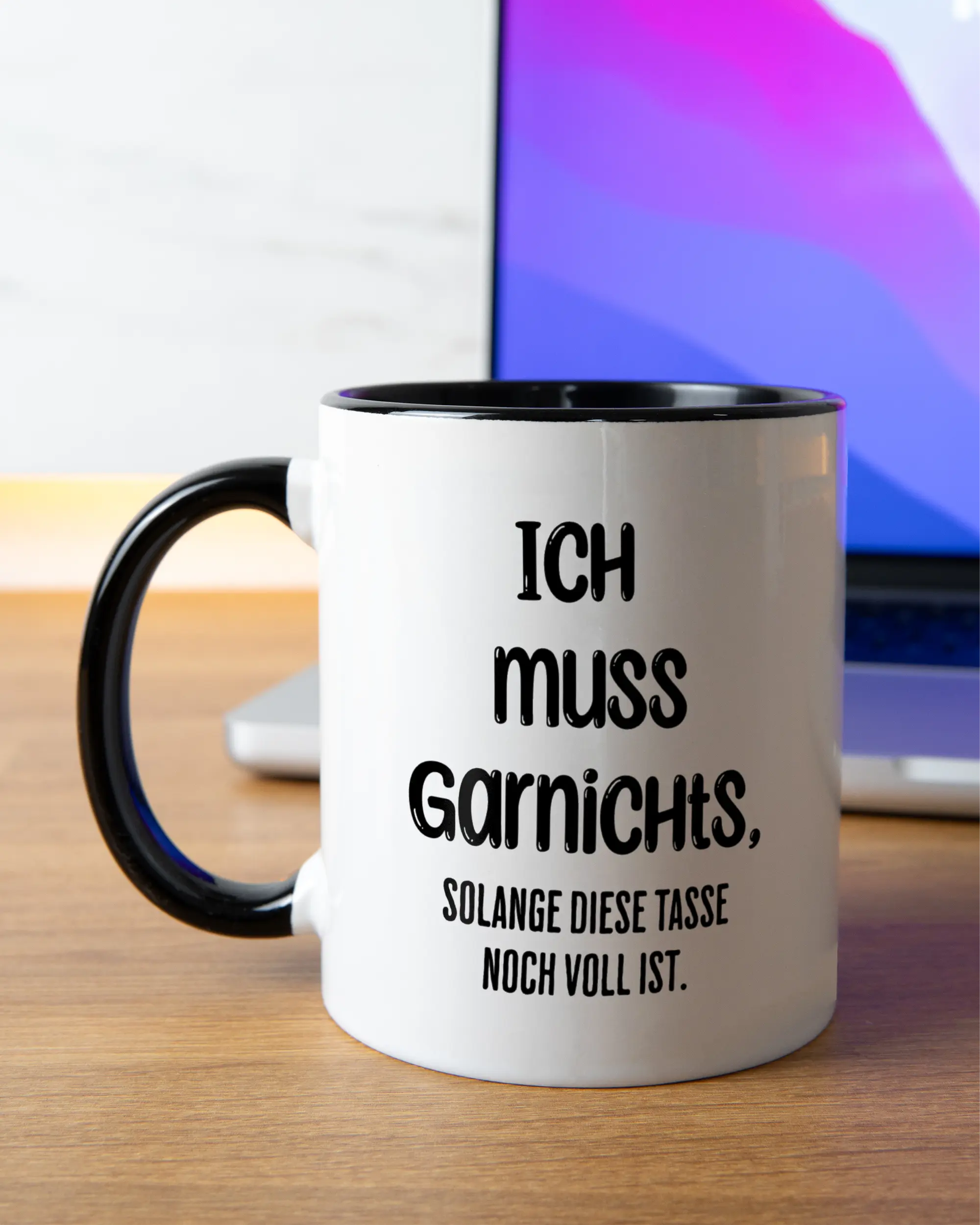 Homeoffice Aufnahme der beidseitig bedruckten Keramik Tasse von Maondo mit dem Design Verhandlungsspielraum in der Farbe Schwarz-Weiß