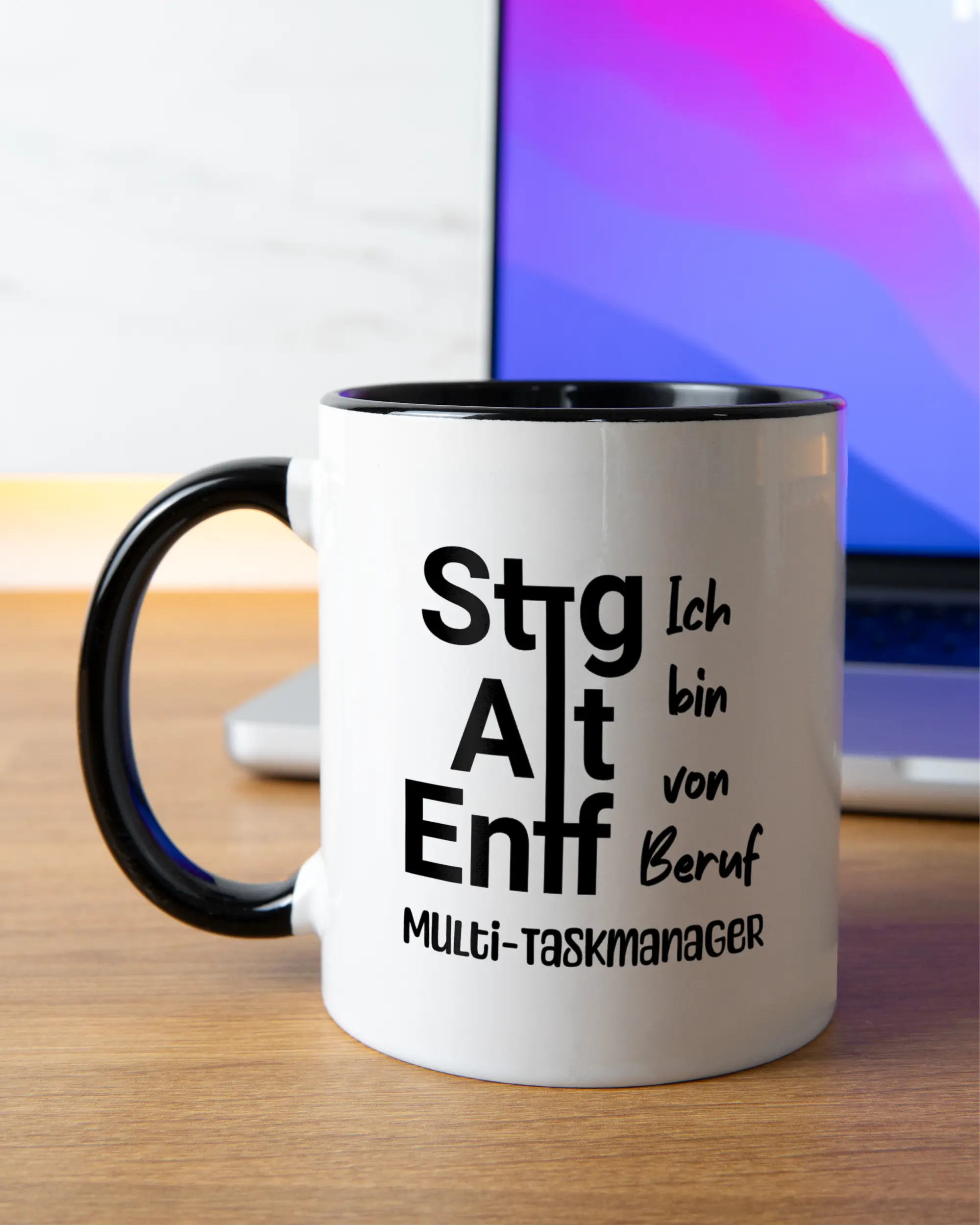 Homeoffice Aufnahme der beidseitig bedruckten Keramik Tasse von Maondo mit dem Design Multi-Taskmanager in der Farbe Schwarz-Weiß