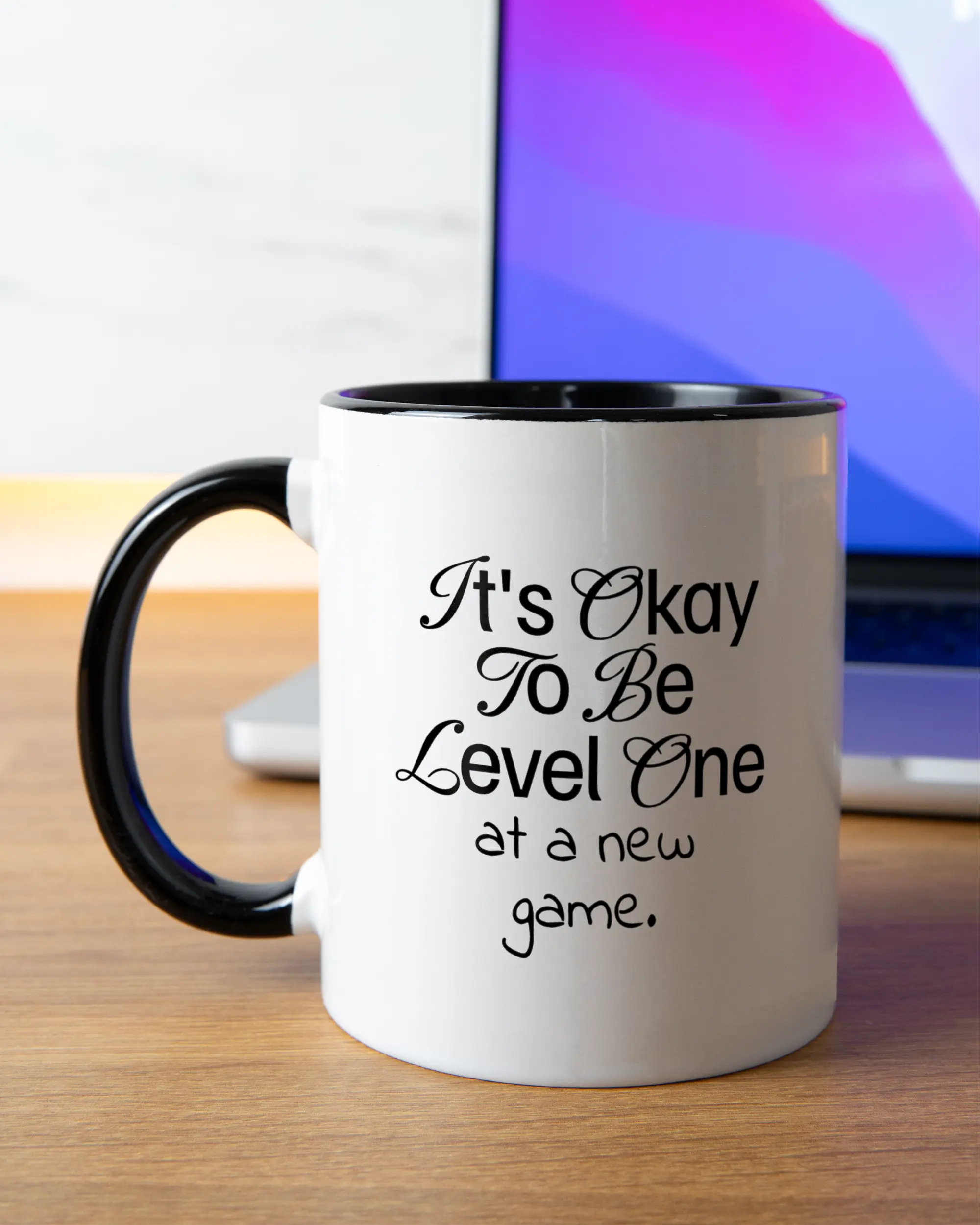 Homeoffice Aufnahme der beidseitig bedruckten Keramik Tasse von Maondo mit dem Design New Game Plus in der Farbe Schwarz-Weiß