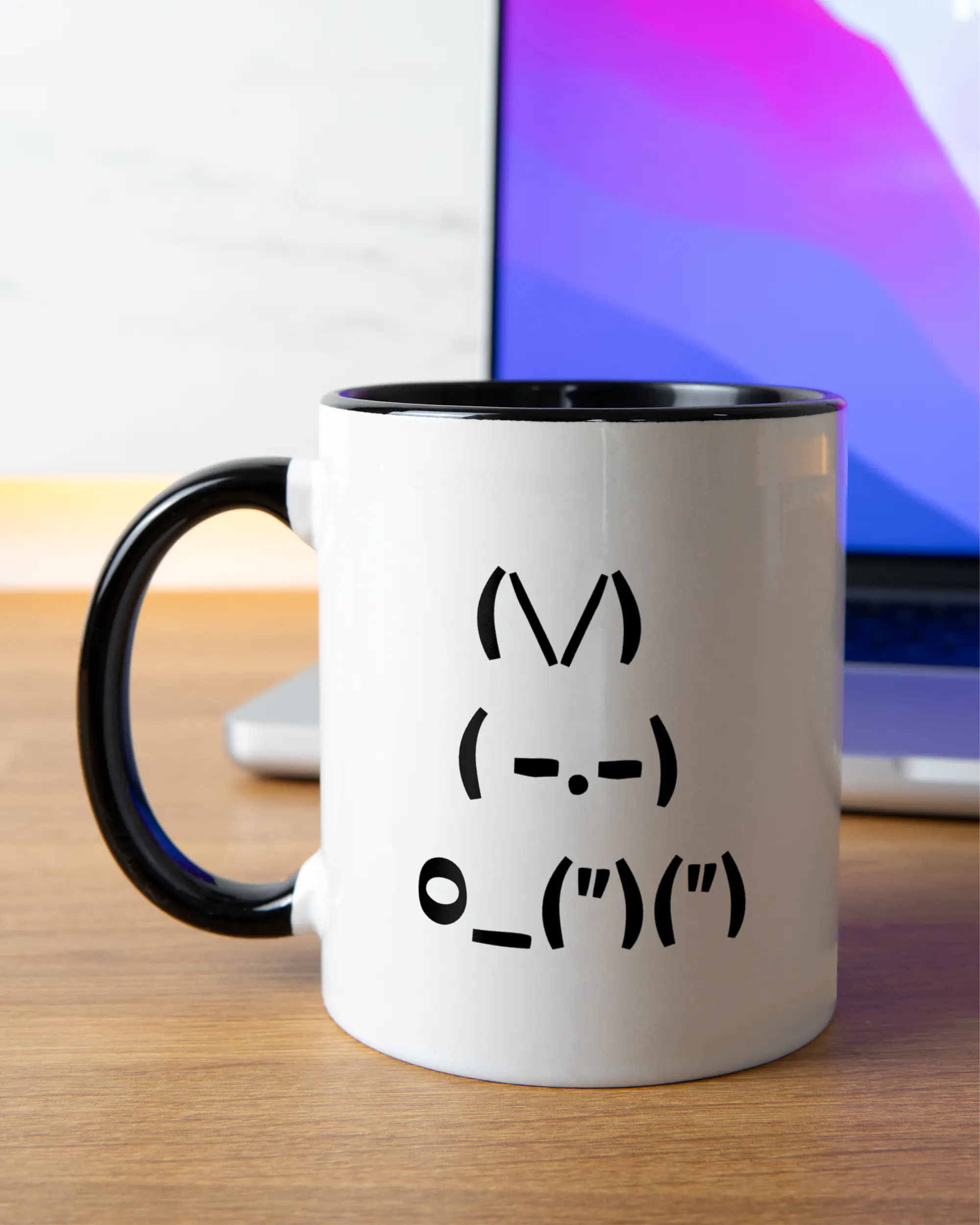 Homeoffice Aufnahme der beidseitig bedruckten Keramik Tasse von Maondo mit dem Design Nicer Hase in der Farbe Schwarz-Weiß