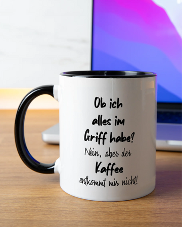 Homeoffice Aufnahme der beidseitig bedruckten Keramik Tasse von Maondo mit dem Design Alles im Griff in der Farbe Schwarz-Weiß