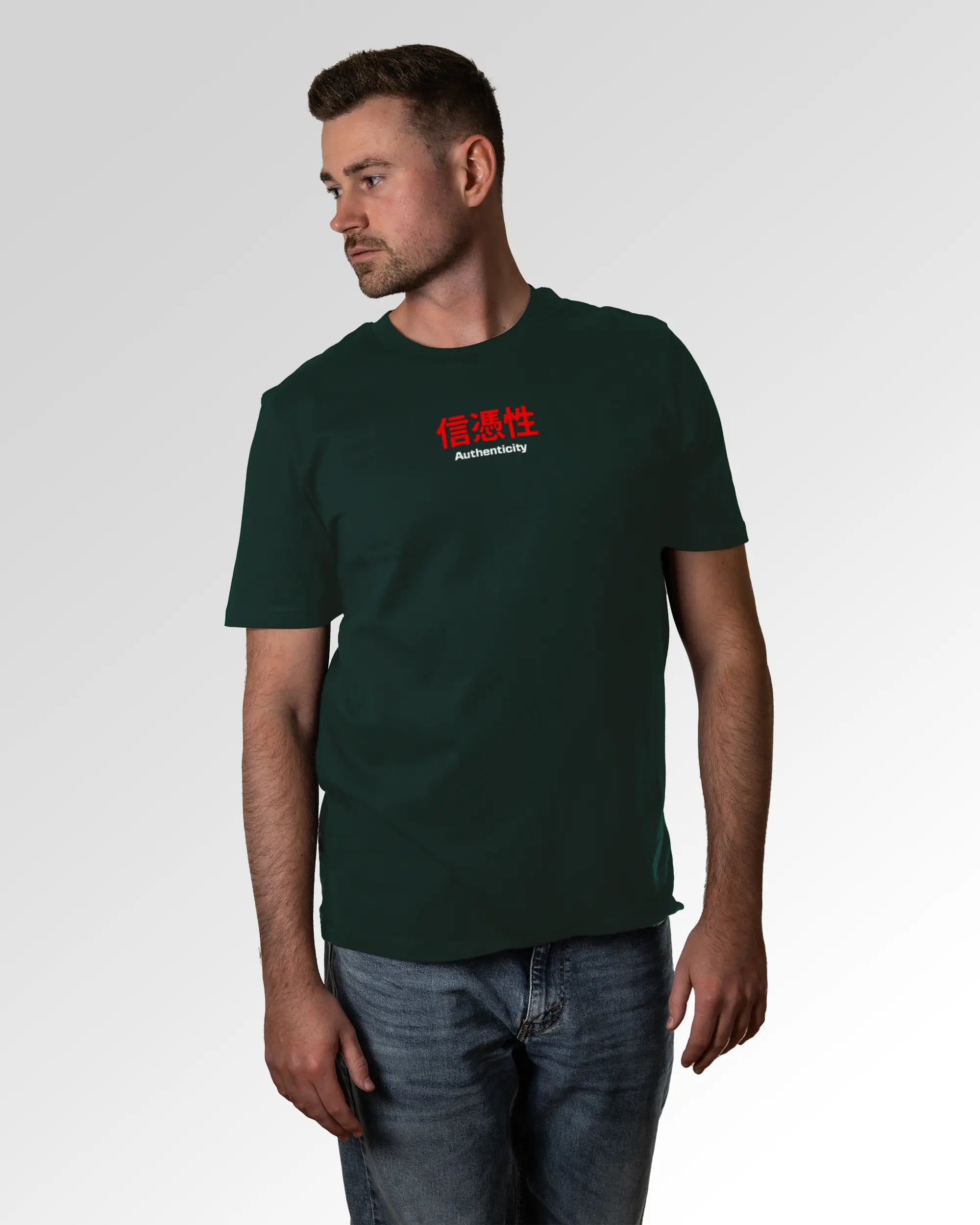 Männlicher Modelshot der primären Druckseite des Organic Unisex T-Shirts von Maondo im Casual Fit mit dem Design Authentic Shit in der Farbe Glazed Green