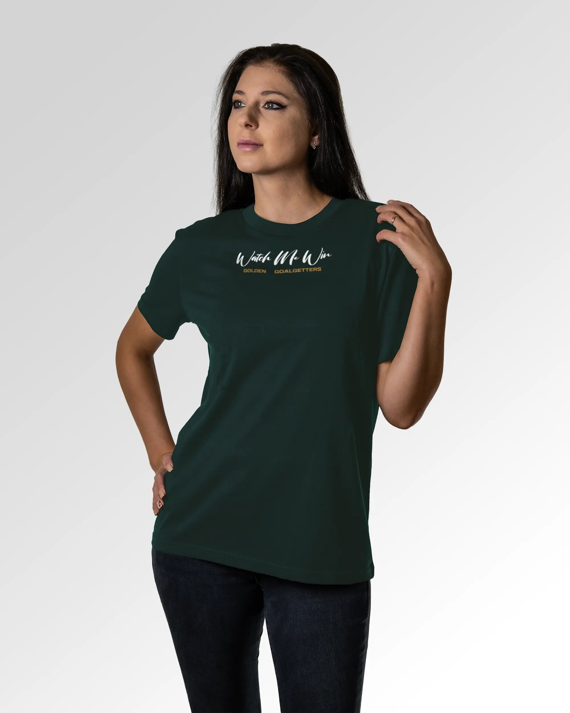 Weiblicher Modelshot der primären Druckseite des Organic Unisex T-Shirts von Maondo im Casual Fit mit dem Design Golden Goalgetters in der Farbe Glazed Green