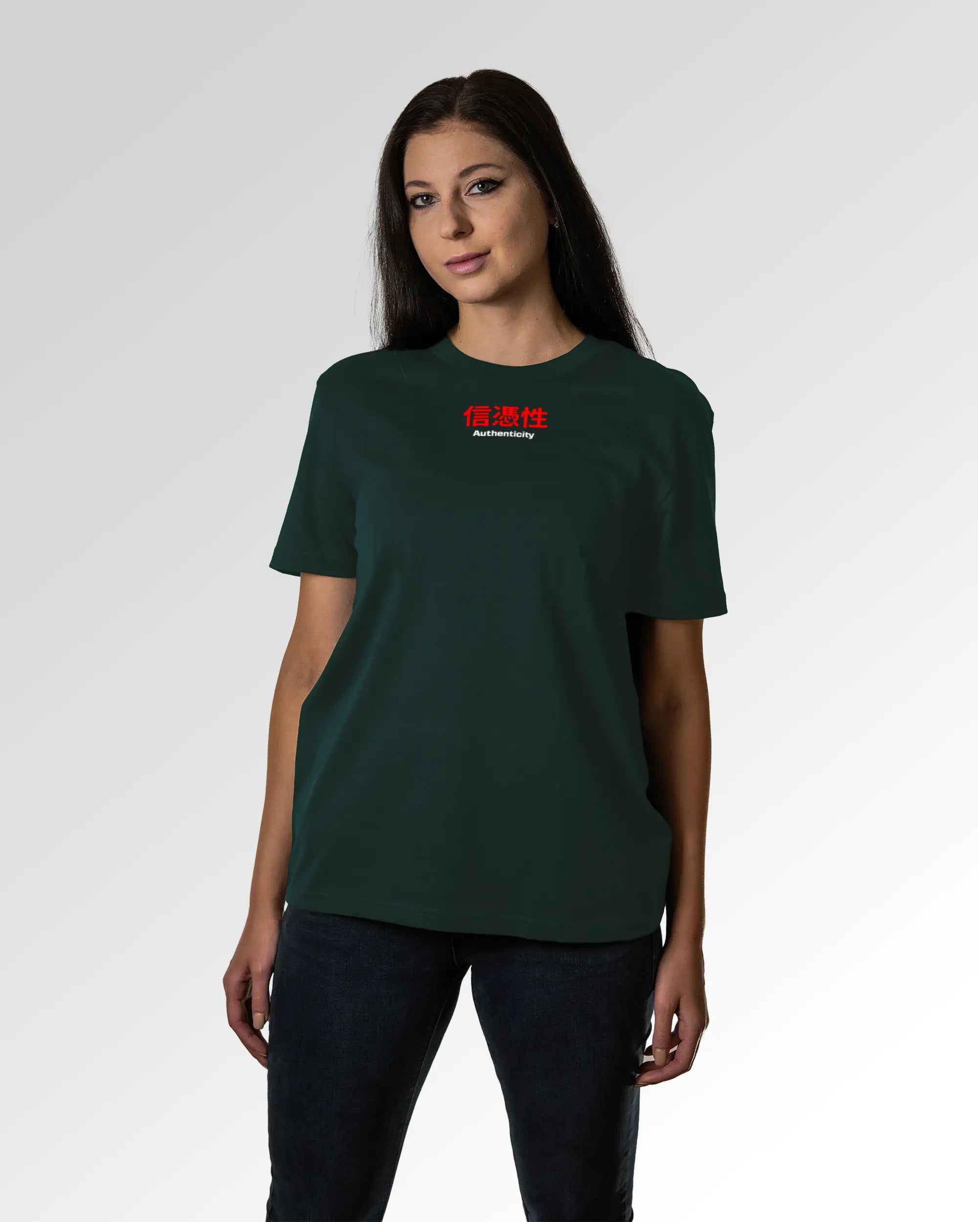 Weiblicher Modelshot der primären Druckseite des Organic Unisex T-Shirts von Maondo im Casual Fit mit dem Design Authentic Shit in der Farbe Glazed Green