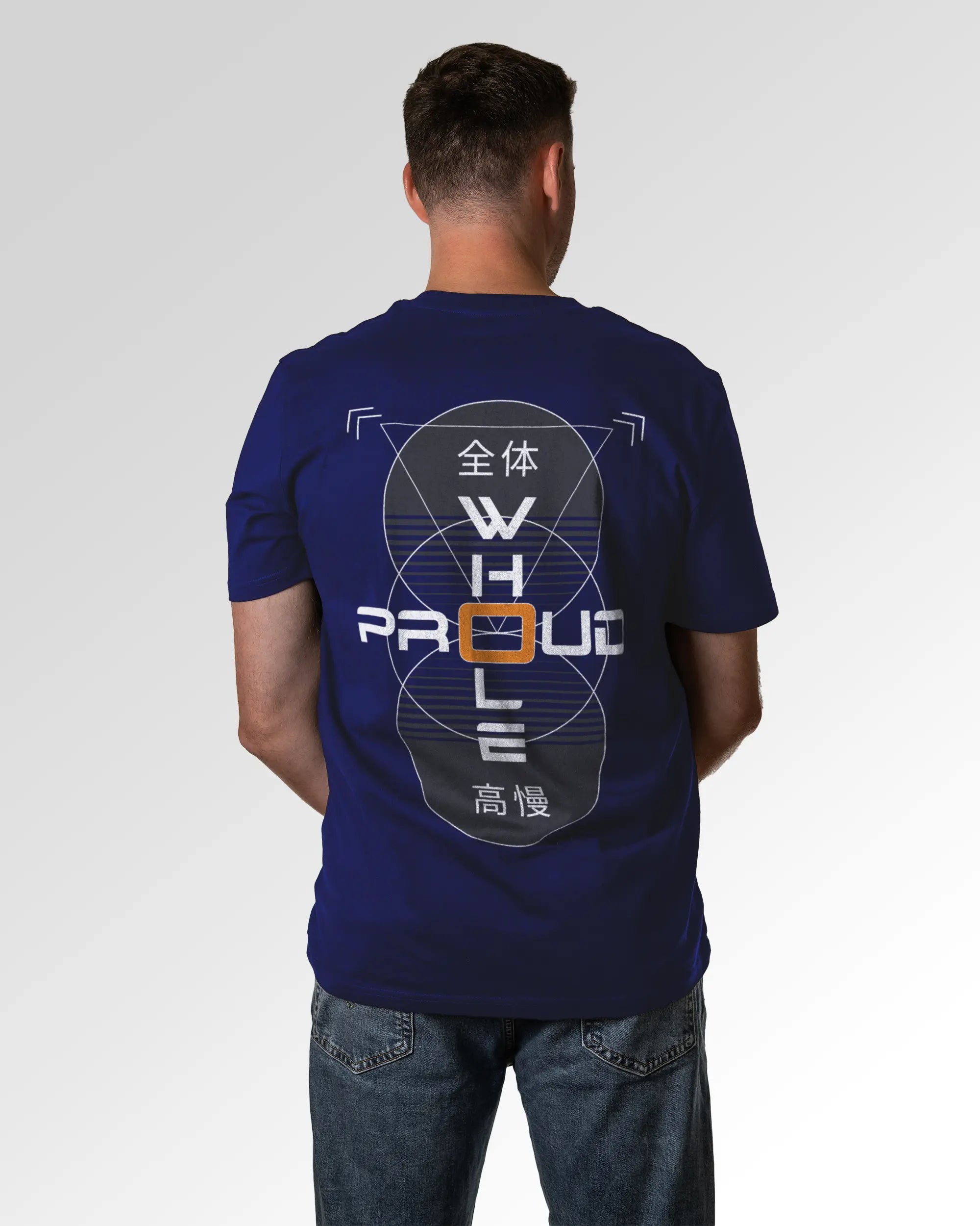 Männlicher Modelshot der sekundären Druckseite des Organic Unisex T-Shirts von Maondo im Casual Fit mit dem Design Whole and proud in der Farbe Worker Blue