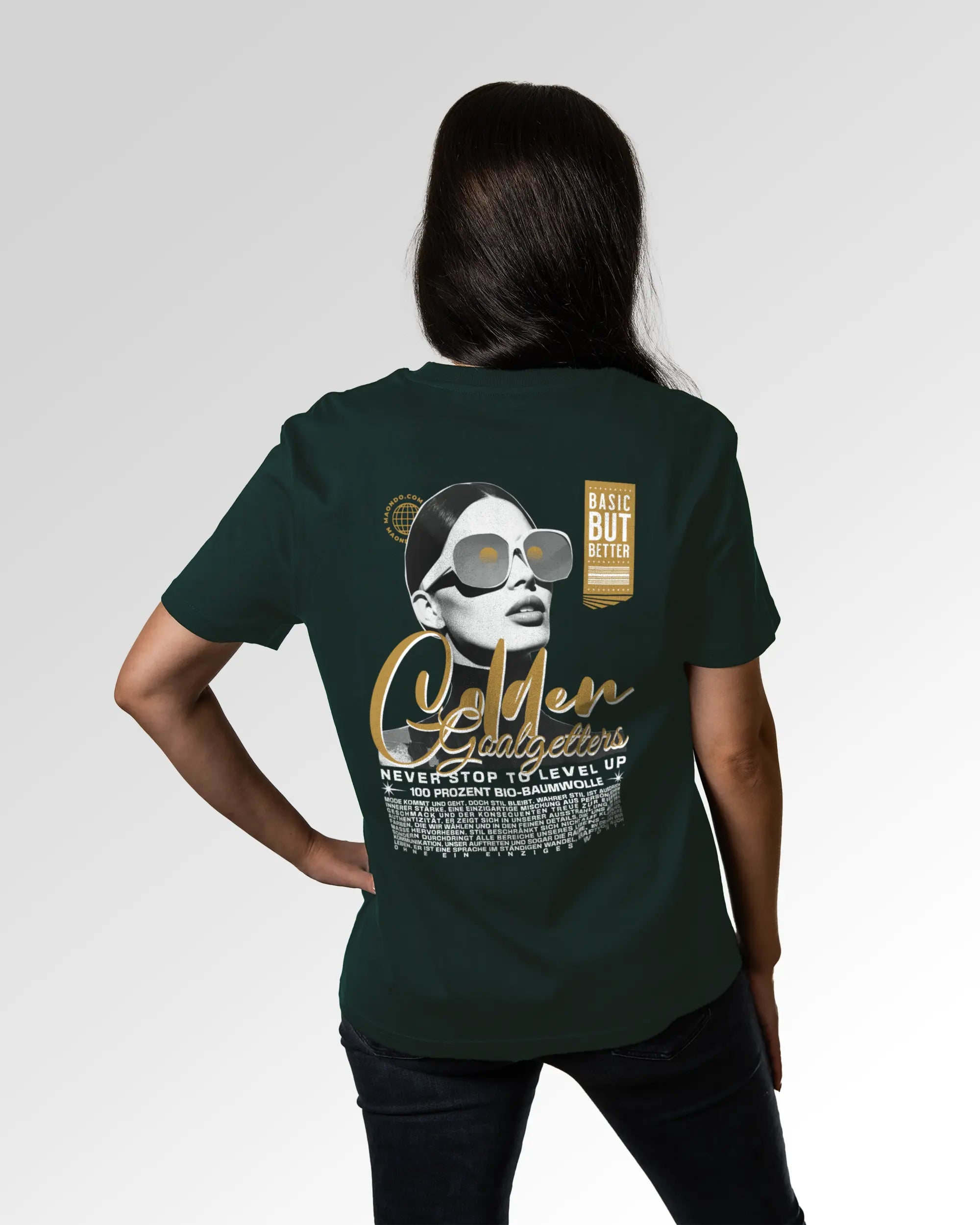 Weiblicher Modelshot der Sekundären Druckseite des Organic Unisex T-Shirts von Maondo im Casual Fit mit dem Design Golden Goalgetters in der Farbe Glazed Green