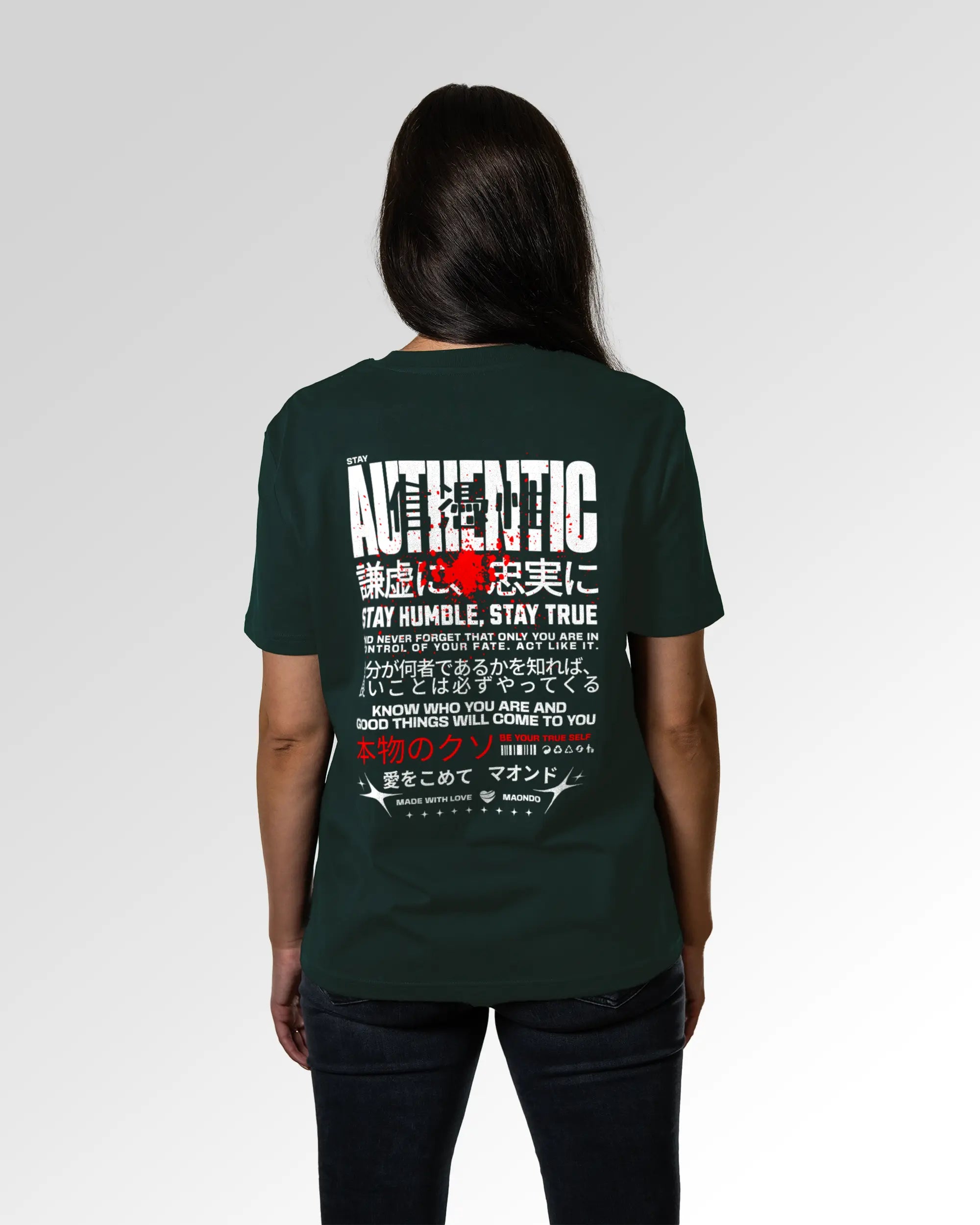 Weiblicher Modelshot der Sekundären Druckseite des Organic Unisex T-Shirts von Maondo im Casual Fit mit dem Design Authentic Shit in der Farbe Glazed Green