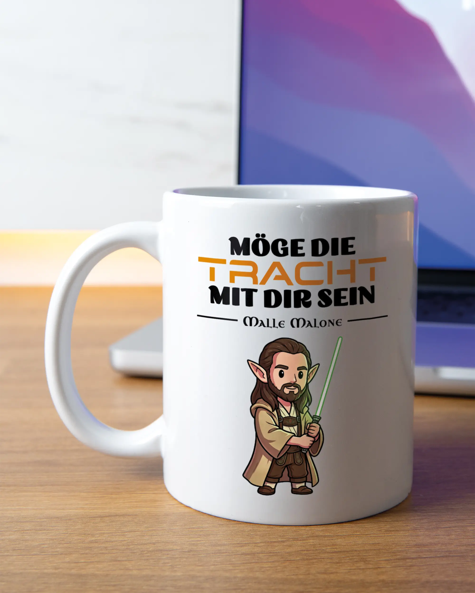 Homeoffice Aufnahme der linken Seite der beidseitig bedruckten Keramiktasse von Maondo mit dem Design Tracht mit dir in der Farbe White