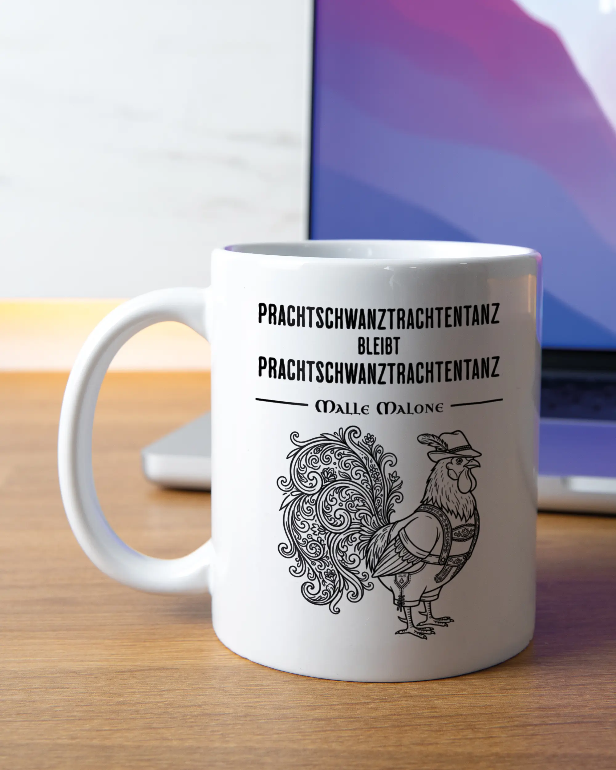 Homeoffice Aufnahme der linken Seite der beidseitig bedruckten Keramiktasse von Maondo mit dem Design Trachtentanz in der Farbe White