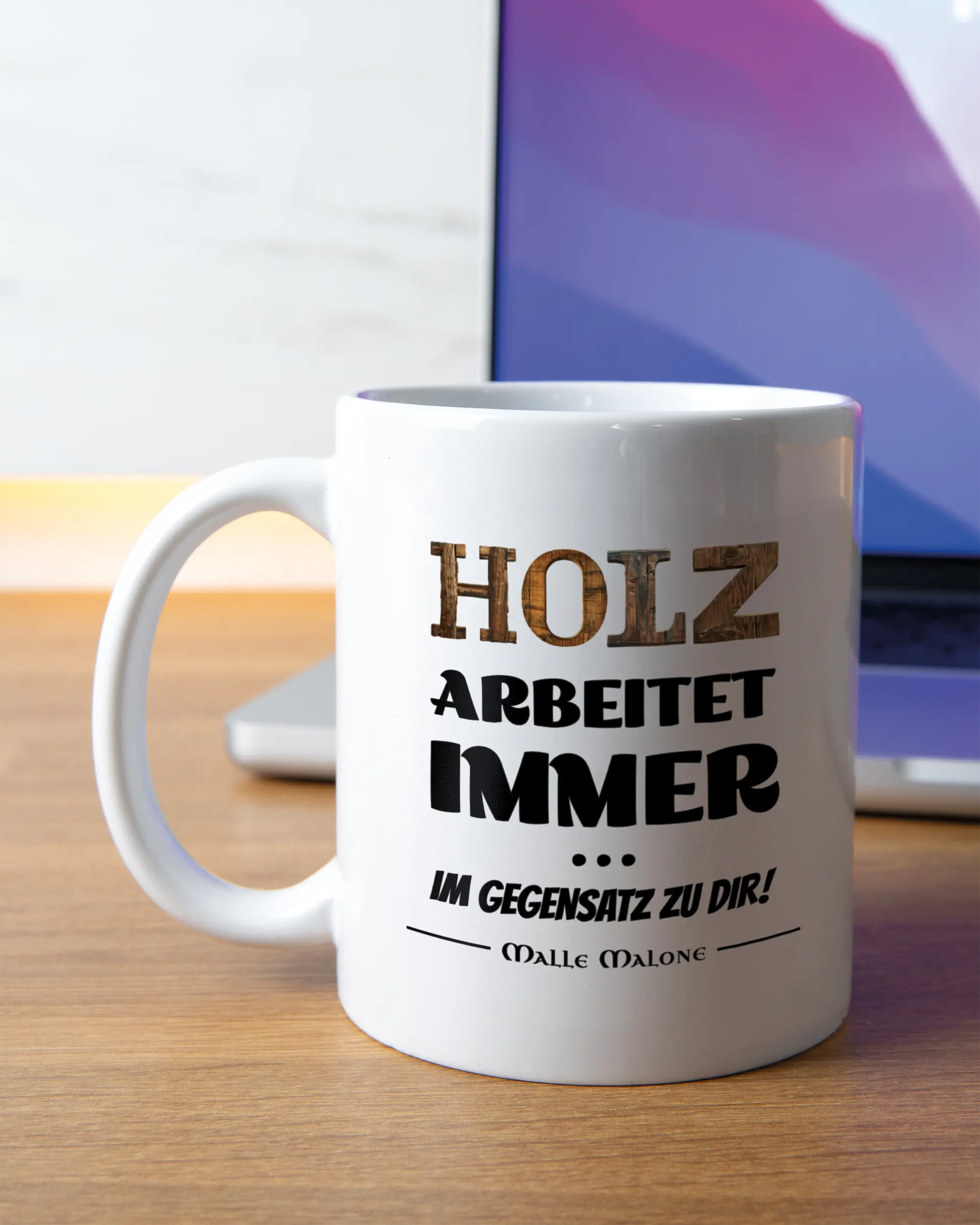 Homeoffice Aufnahme der linken Seite der beidseitig bedruckten Keramiktasse von Maondo mit dem Design Holzarbeit in der Farbe White