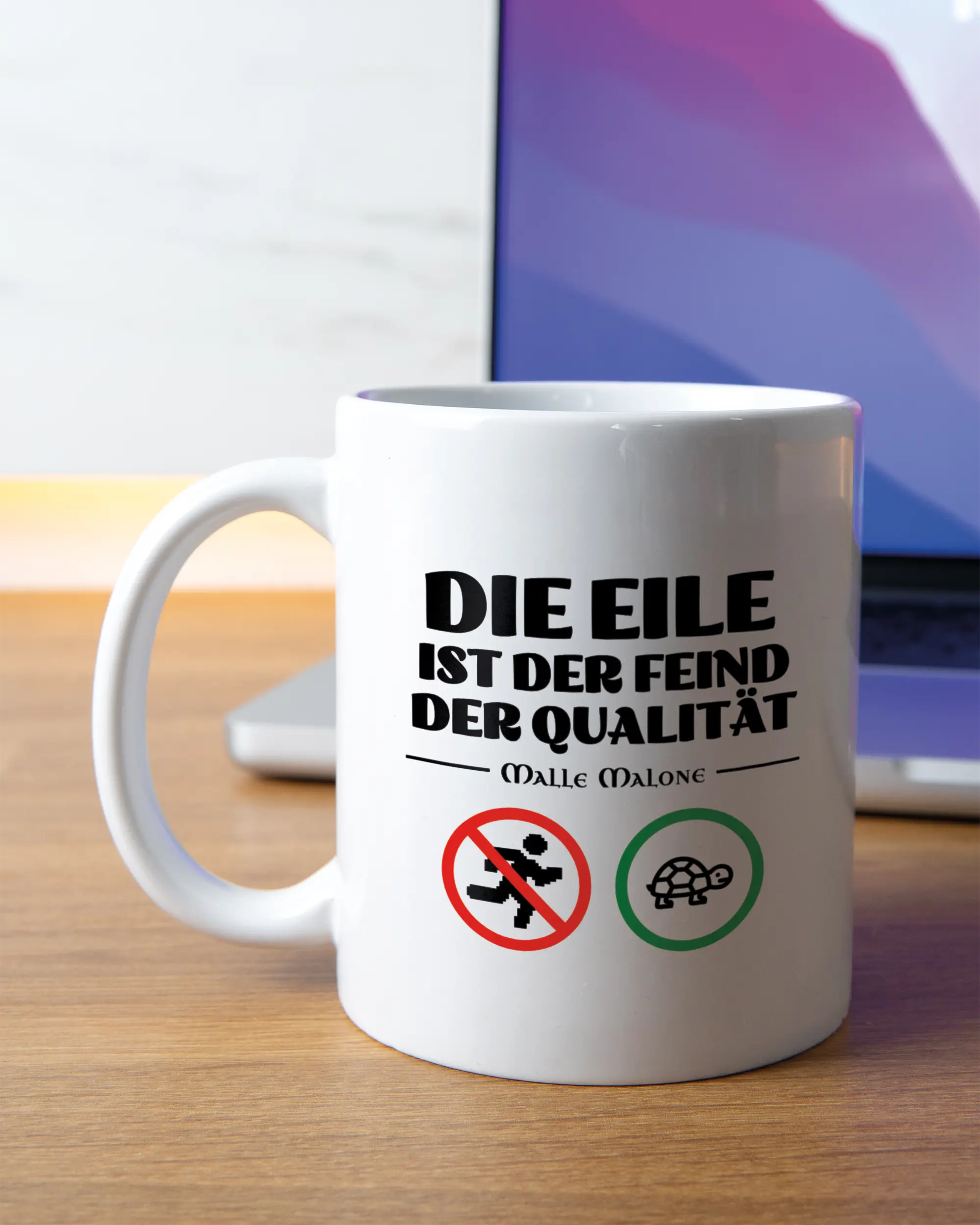 Homeoffice Aufnahme der linken Seite der beidseitig bedruckten Keramiktasse von Maondo mit dem Design Keine Eile in der Farbe White