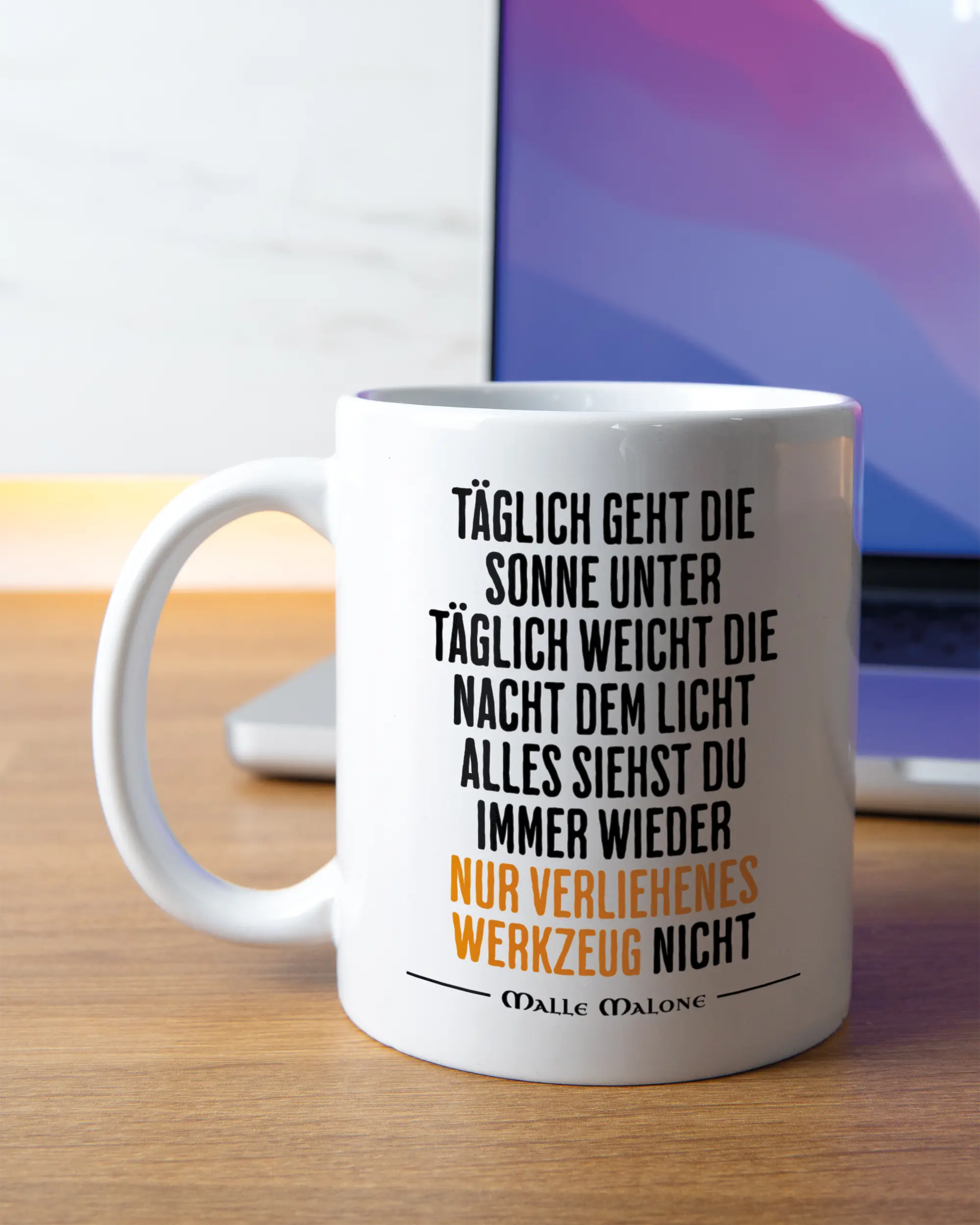 Homeoffice Aufnahme der linken Seite der beidseitig bedruckten Keramiktasse von Maondo mit dem Design Wegzeug in der Farbe White