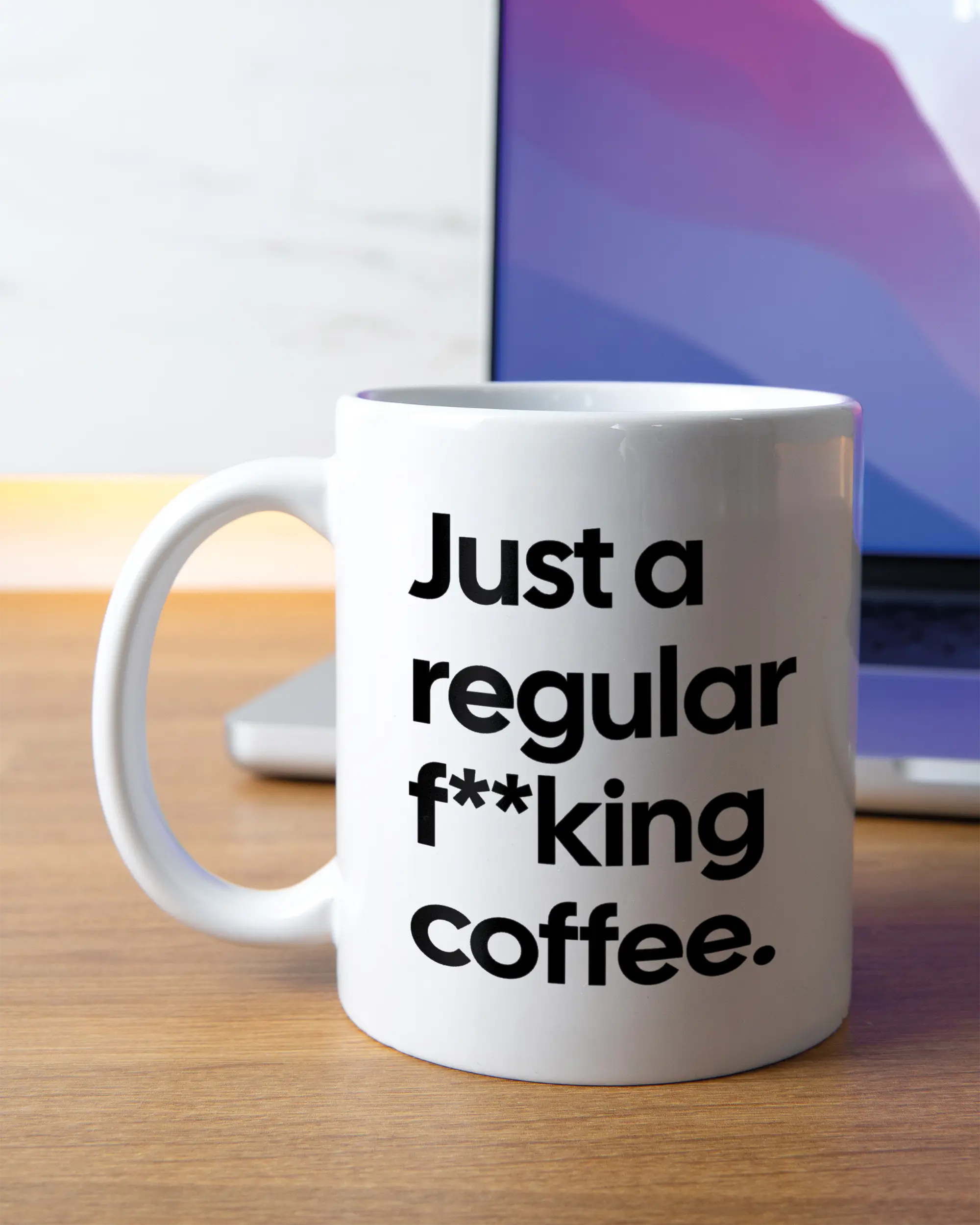 Homeoffice Aufnahme der linken Seite der beidseitig bedruckten Keramiktasse von Maondo mit dem Design Regular Coffee in der Farbe White