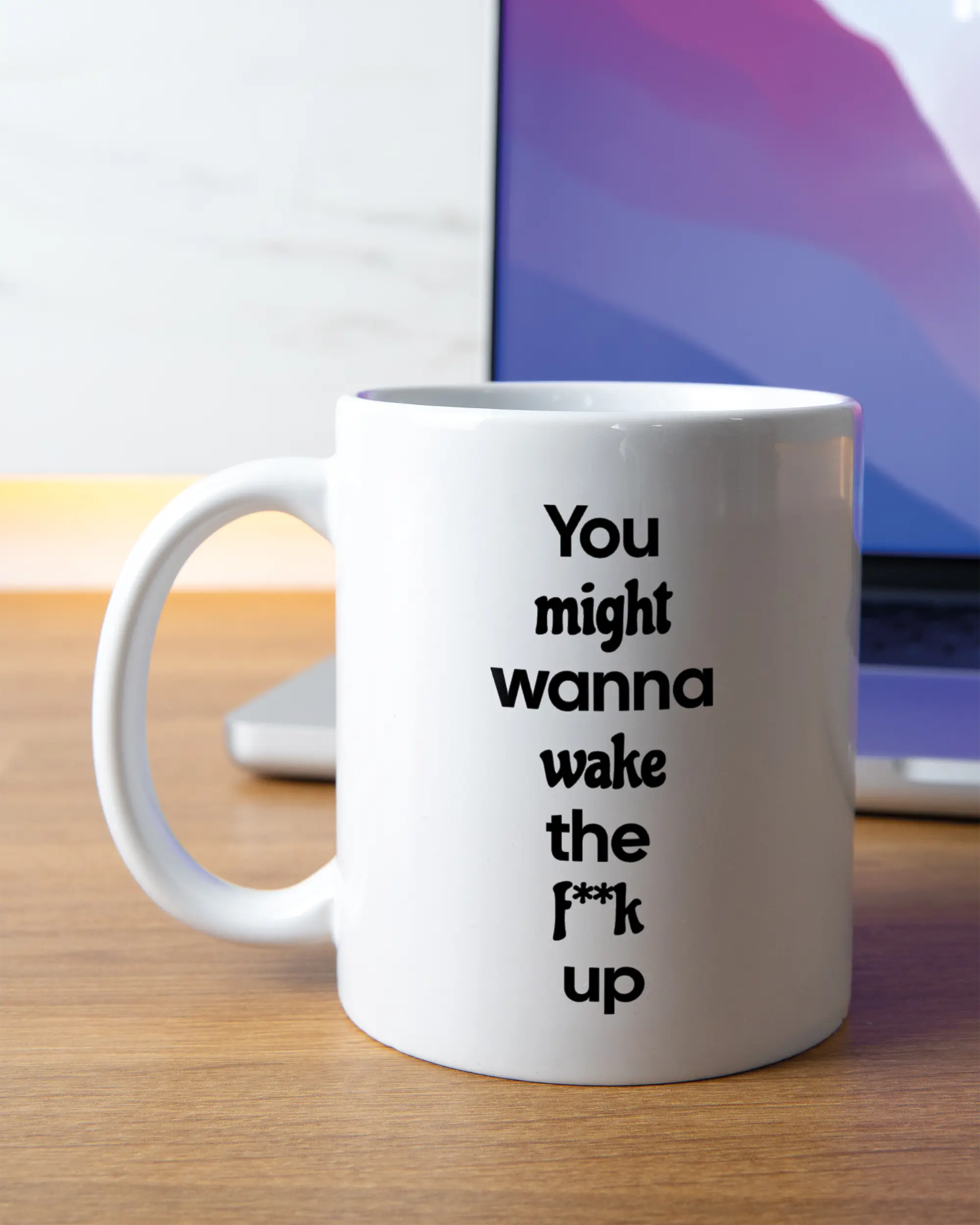 Homeoffice Aufnahme der linken Seite der beidseitig bedruckten Keramiktasse von Maondo mit dem Design Wanna Wake in der Farbe White