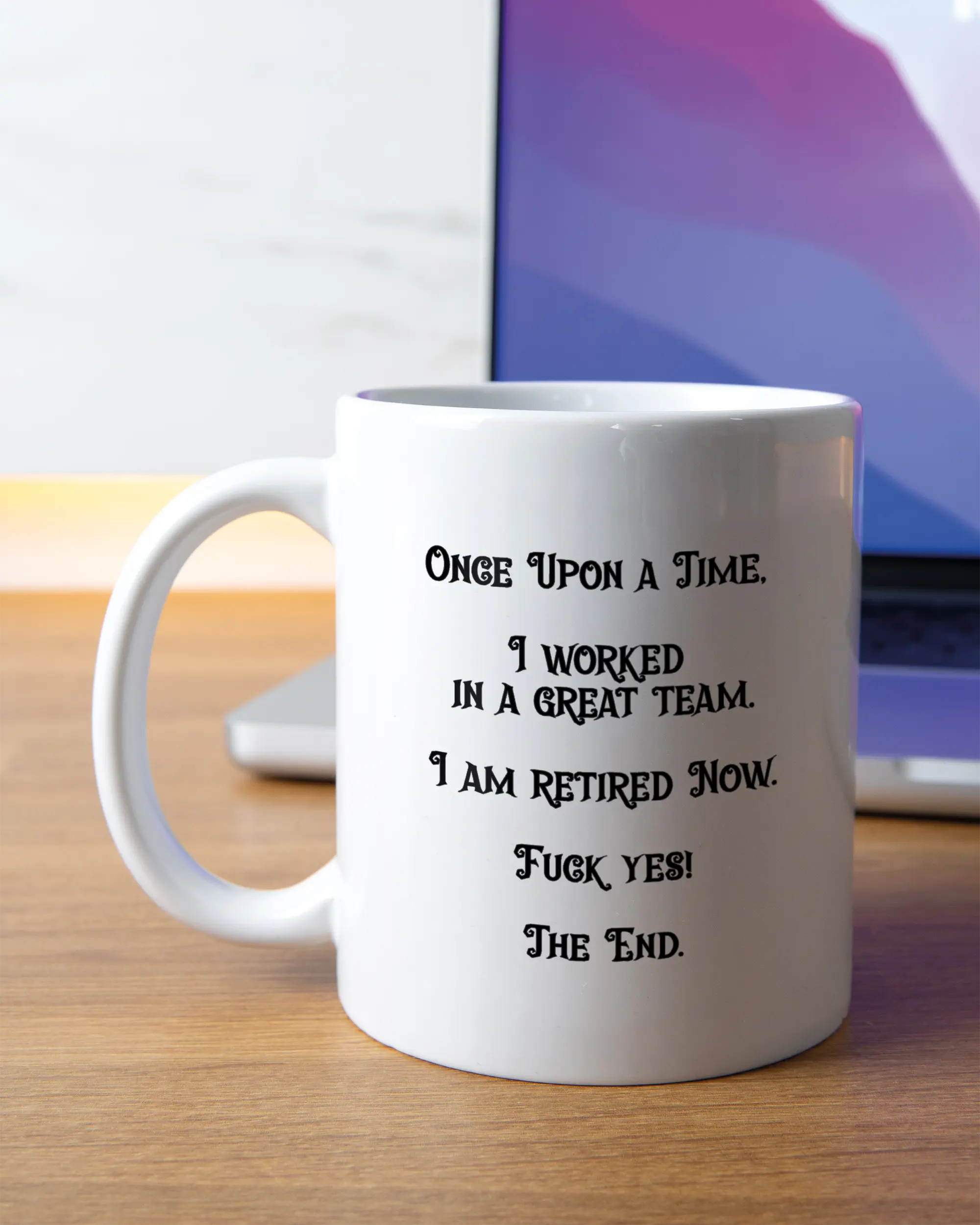 Homeoffice Aufnahme der linken Seite der beidseitig bedruckten Keramiktasse von Maondo mit dem Design Finally Retired in der Farbe White