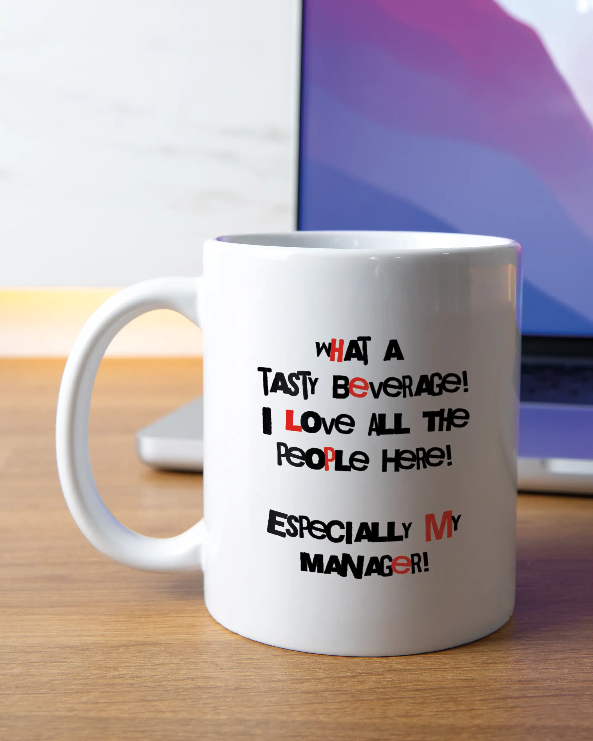 Homeoffice Aufnahme der linken Seite der beidseitig bedruckten Keramiktasse von Maondo mit dem Design Help me in der Farbe White