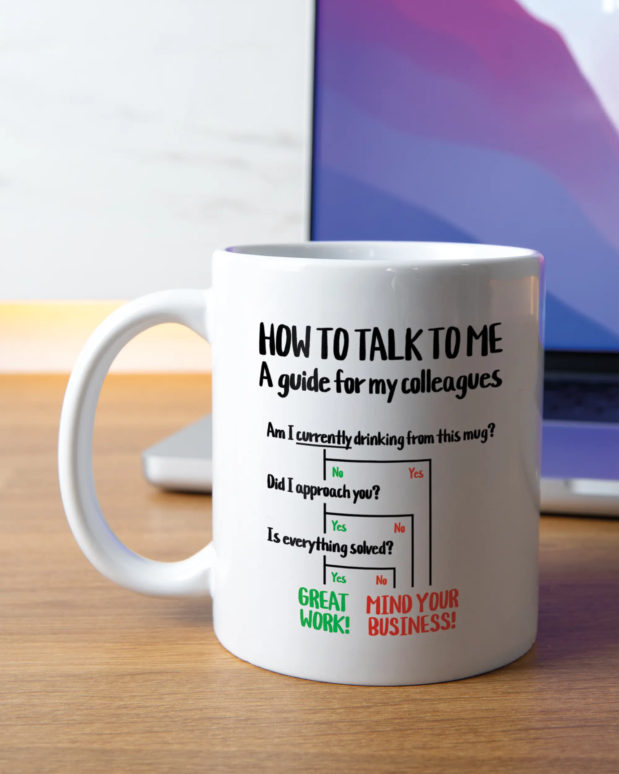 Homeoffice Aufnahme der linken Seite der beidseitig bedruckten Keramiktasse von Maondo mit dem Design Colleagues Guide in der Farbe White