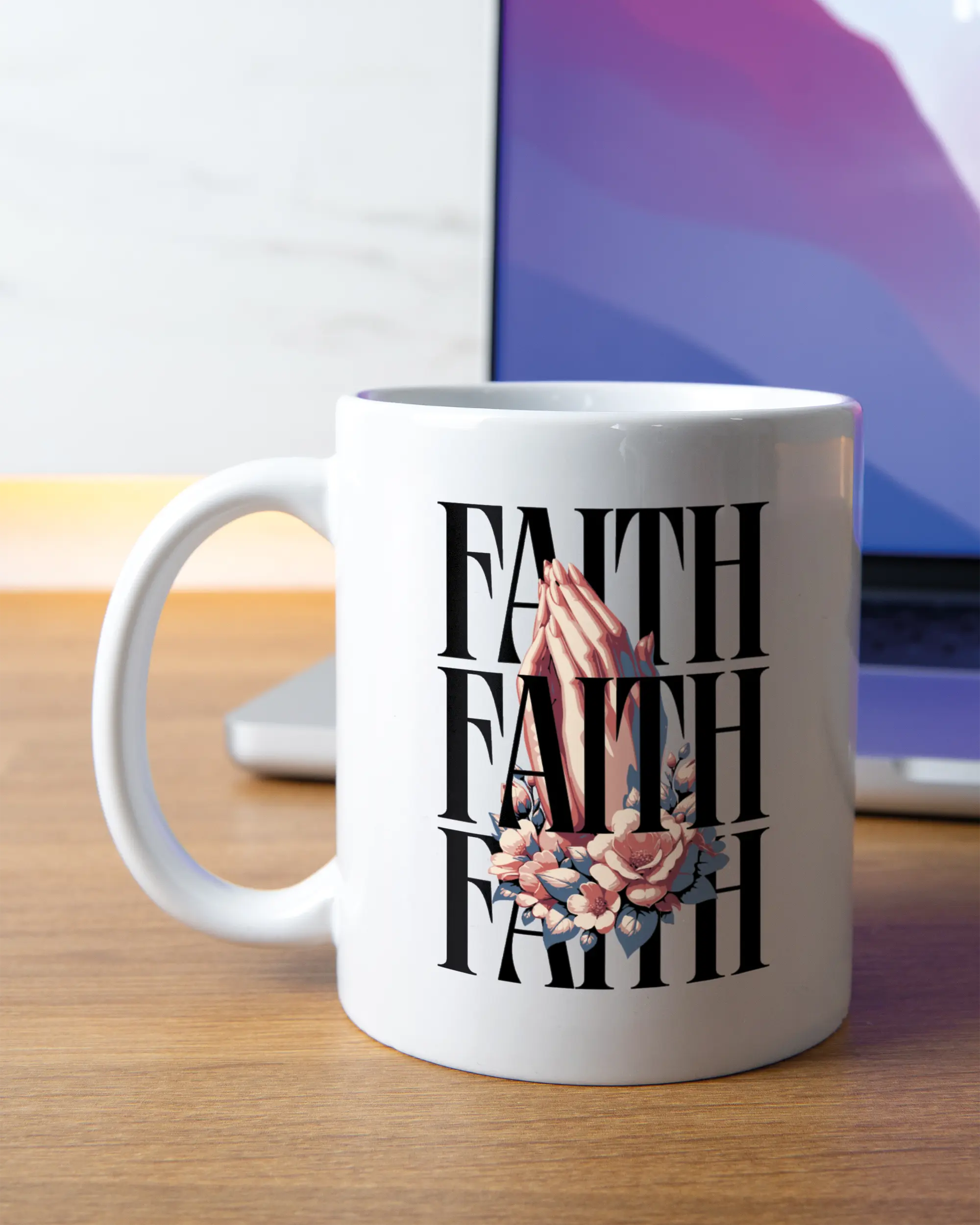 Homeoffice Aufnahme der linken Seite der beidseitig bedruckten Keramiktasse von Maondo mit dem Design Faith X3 in der Farbe White