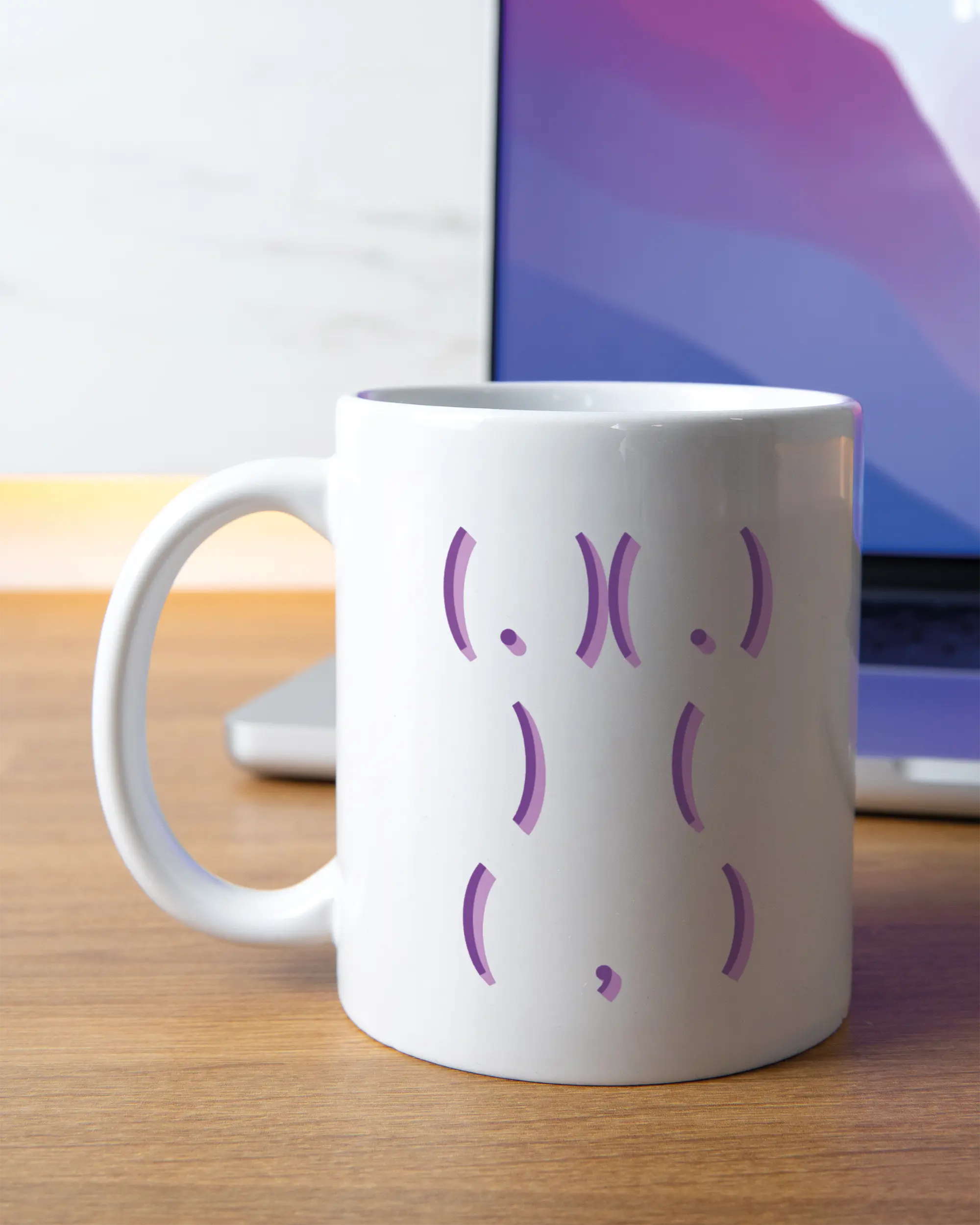 Homeoffice Aufnahme der linken Seite der beidseitig bedruckten Keramiktasse von Maondo mit dem Design Body Language in der Farbe White