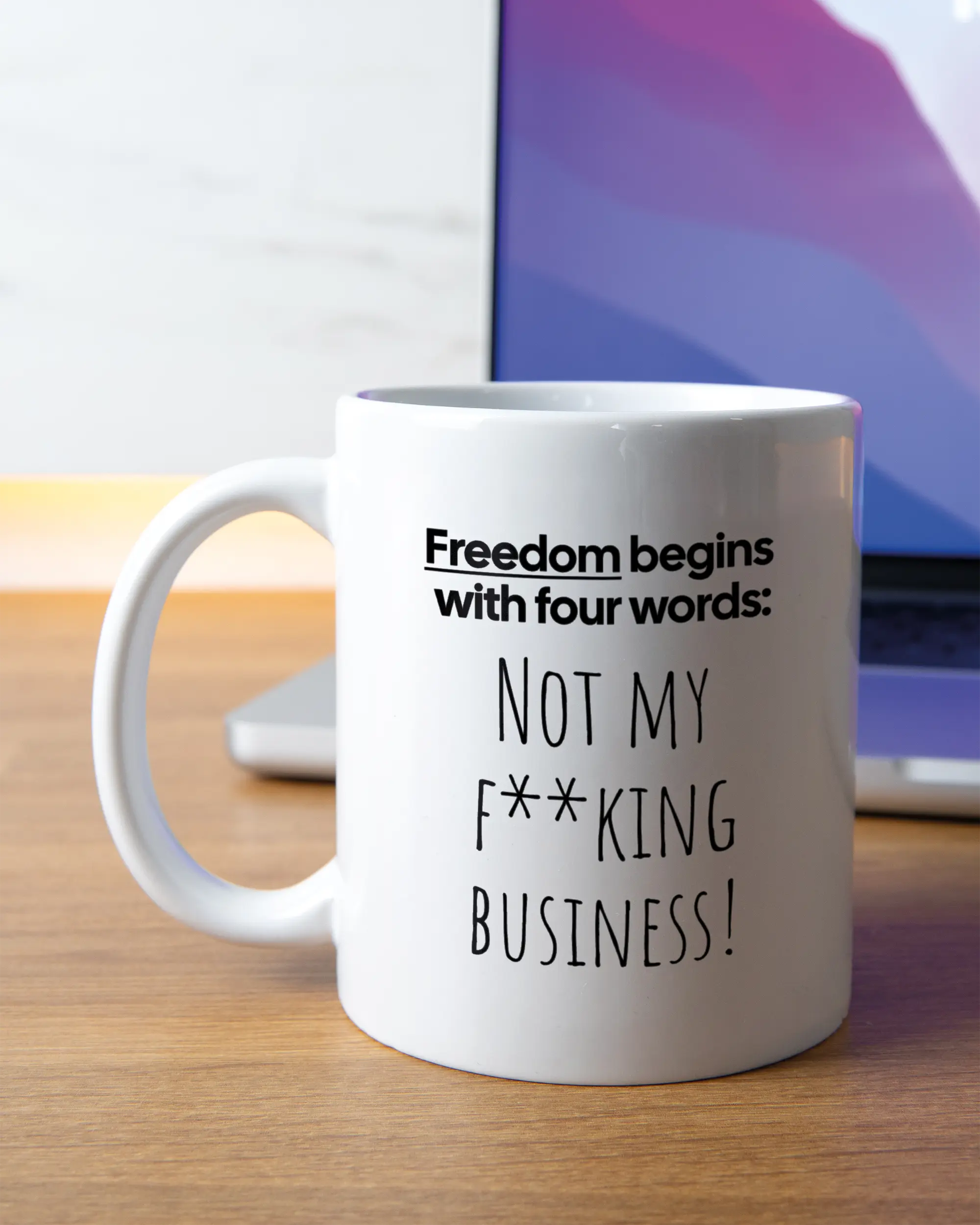 Homeoffice Aufnahme der linken Seite der beidseitig bedruckten Keramiktasse von Maondo mit dem Design 4 Freedom in der Farbe White