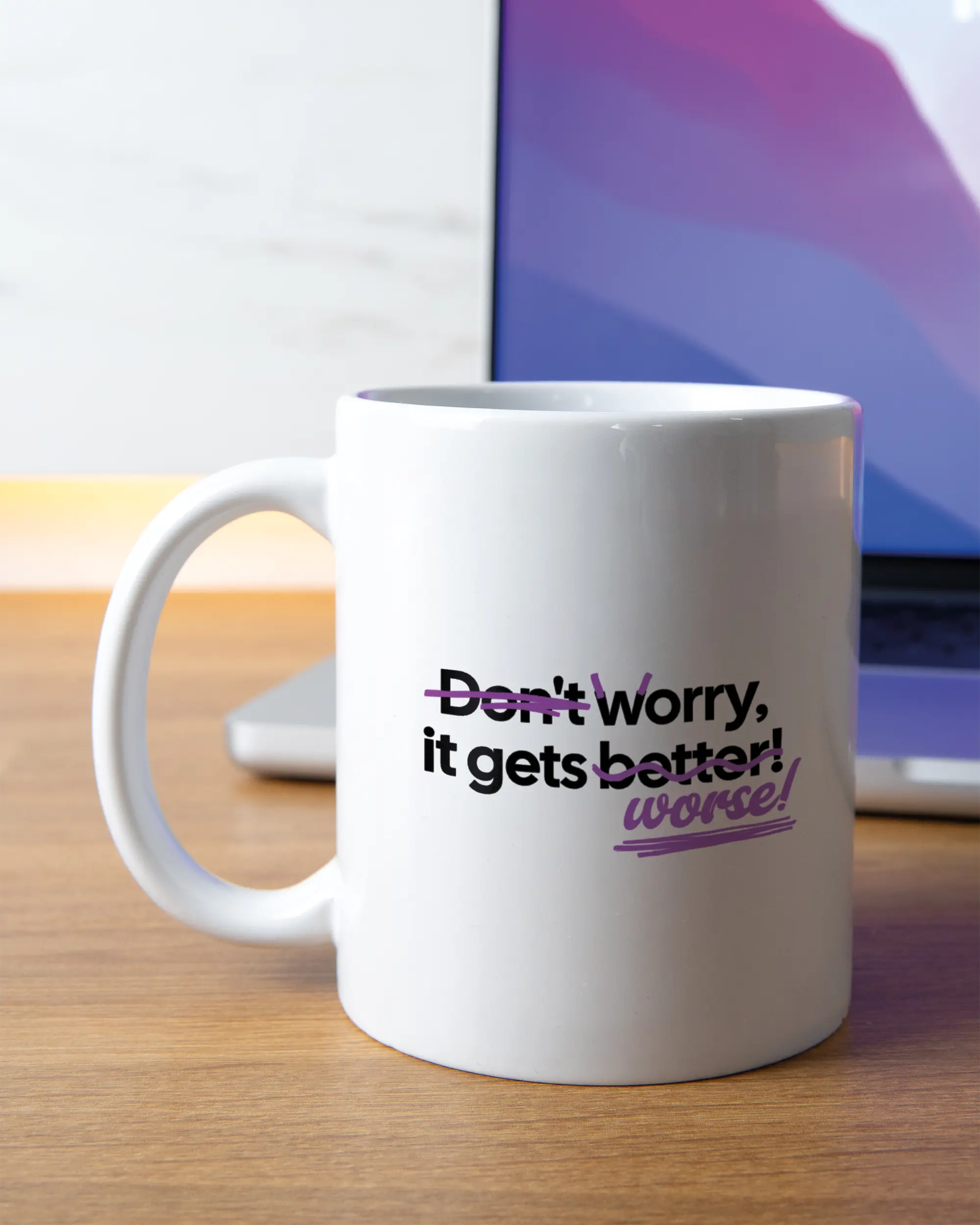 Homeoffice Aufnahme der linken Seite der beidseitig bedruckten Keramiktasse von Maondo mit dem Design Worry Worse in der Farbe White