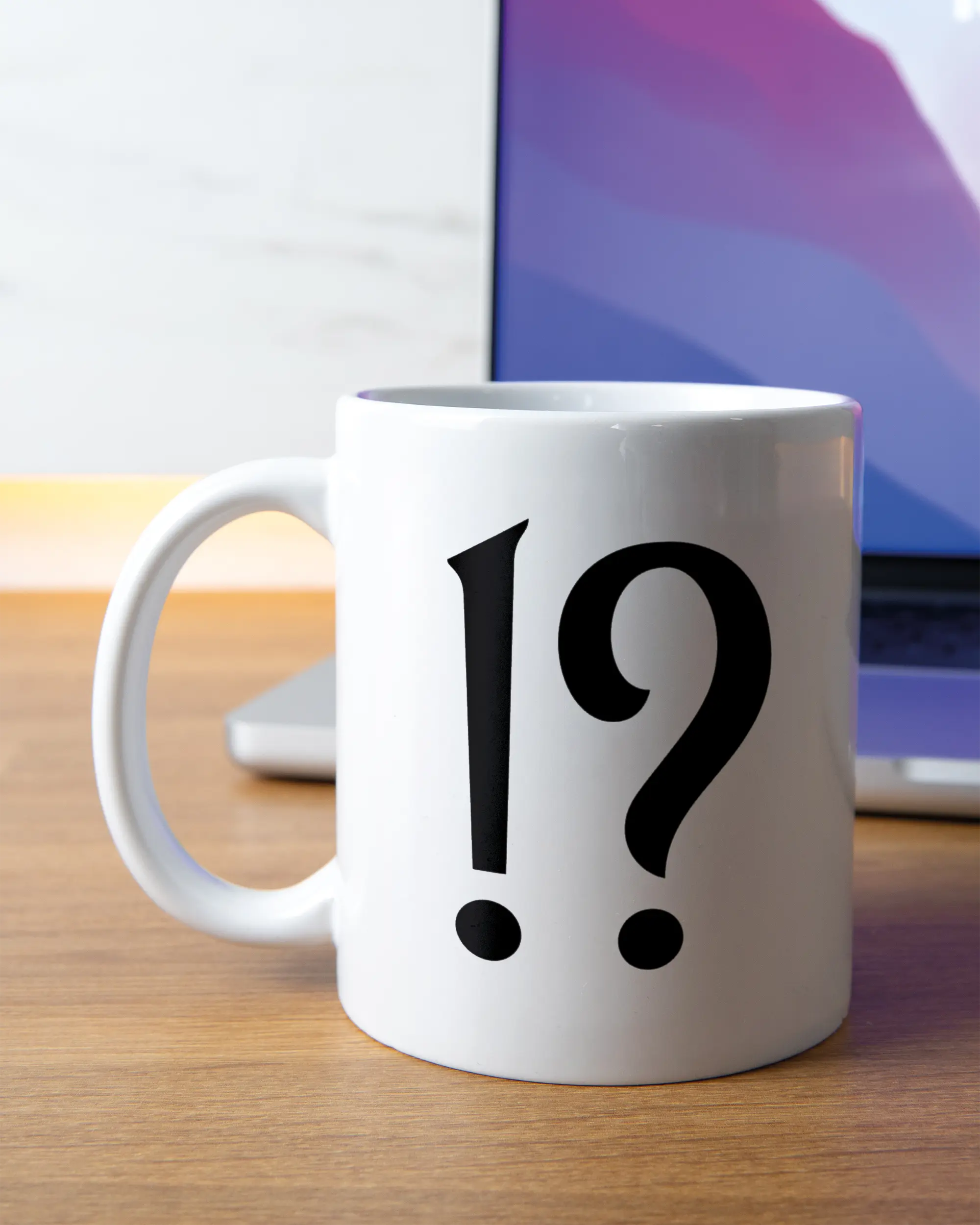 Homeoffice Aufnahme der linken Seite der beidseitig bedruckten Keramiktasse von Maondo mit dem Design WHAT in der Farbe White