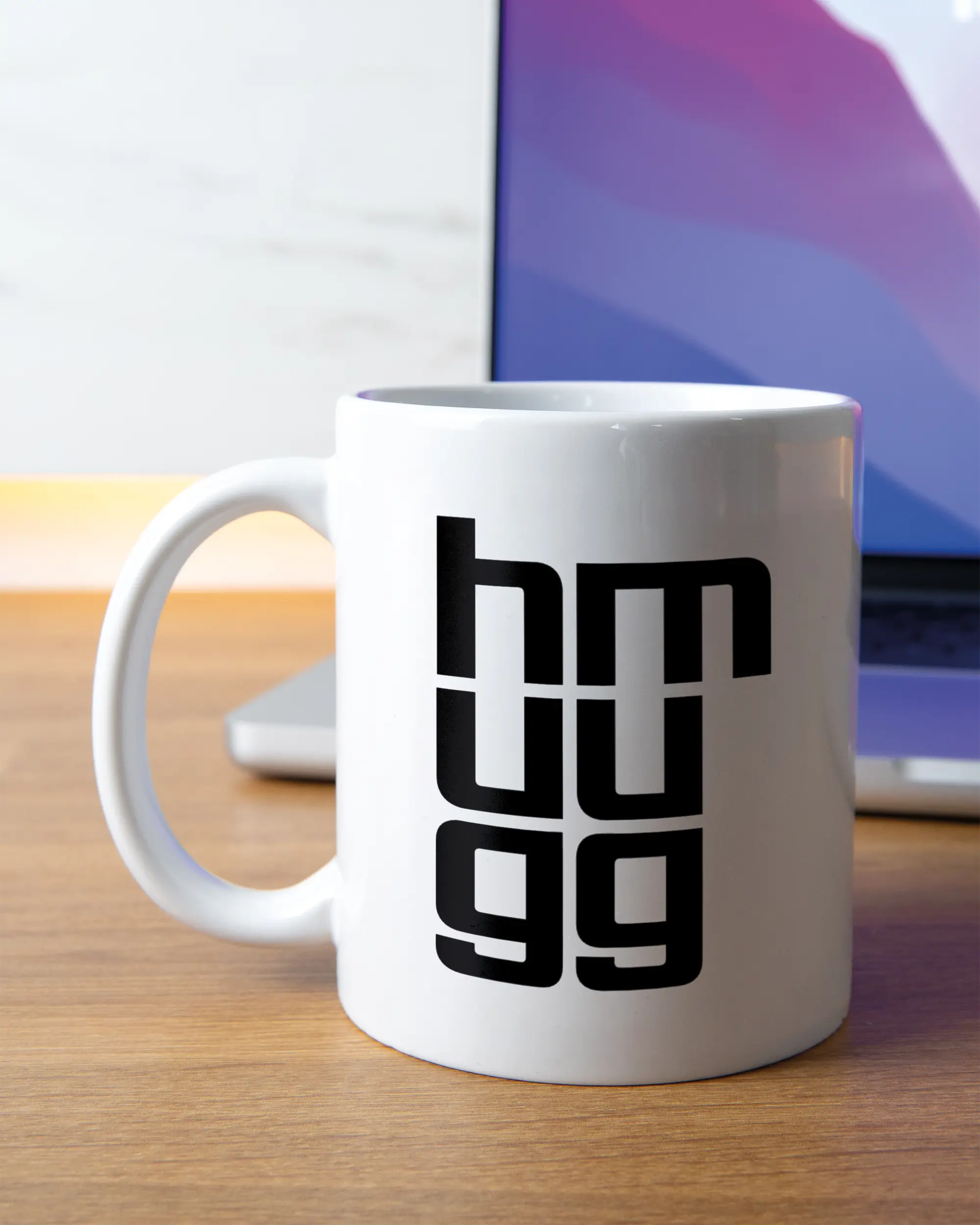 Homeoffice Aufnahme der linken Seite der beidseitig bedruckten Keramiktasse von Maondo mit dem Design Hug Mug in der Farbe White