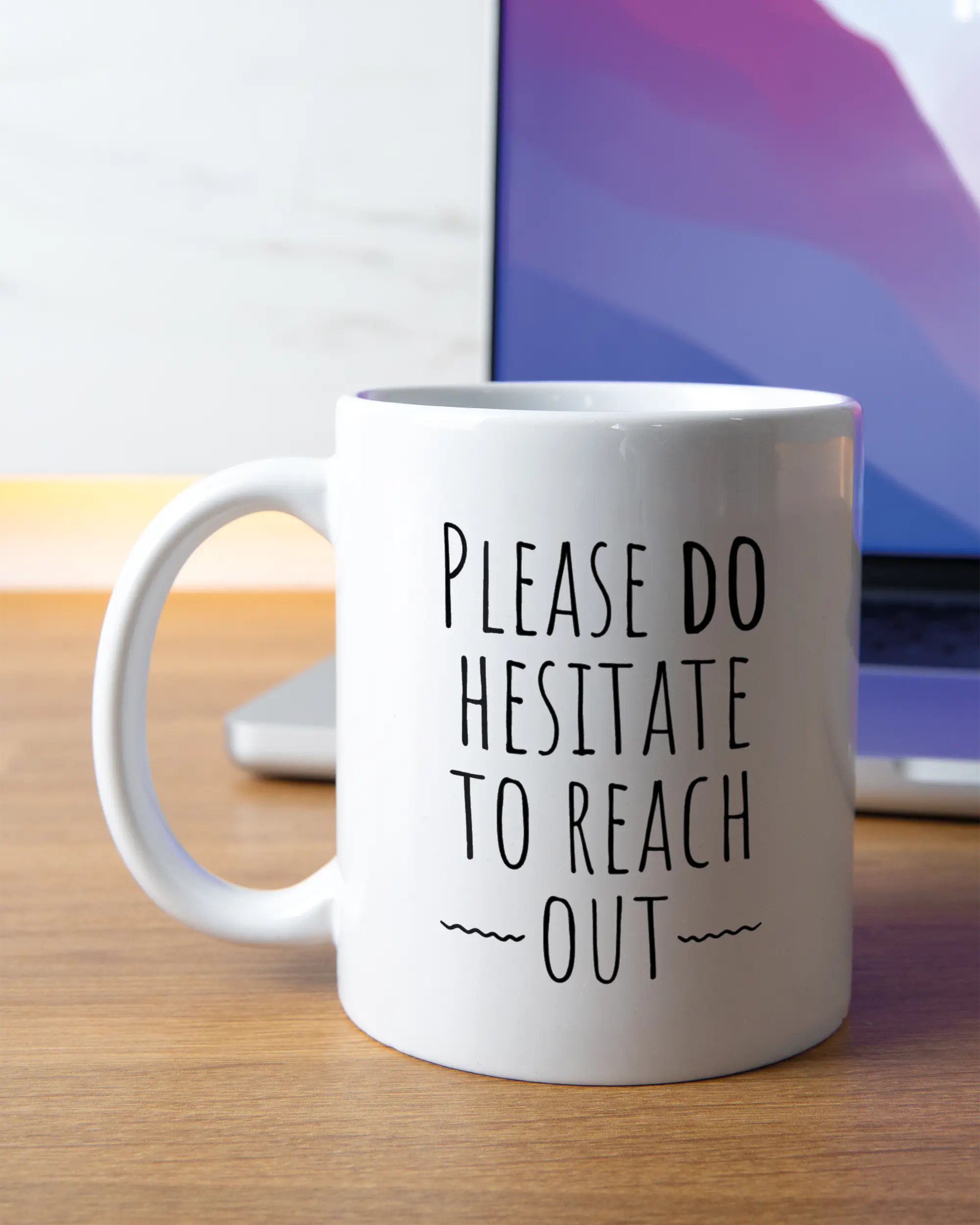 Homeoffice Aufnahme der linken Seite der beidseitig bedruckten Keramiktasse von Maondo mit dem Design Please Hesitate in der Farbe White