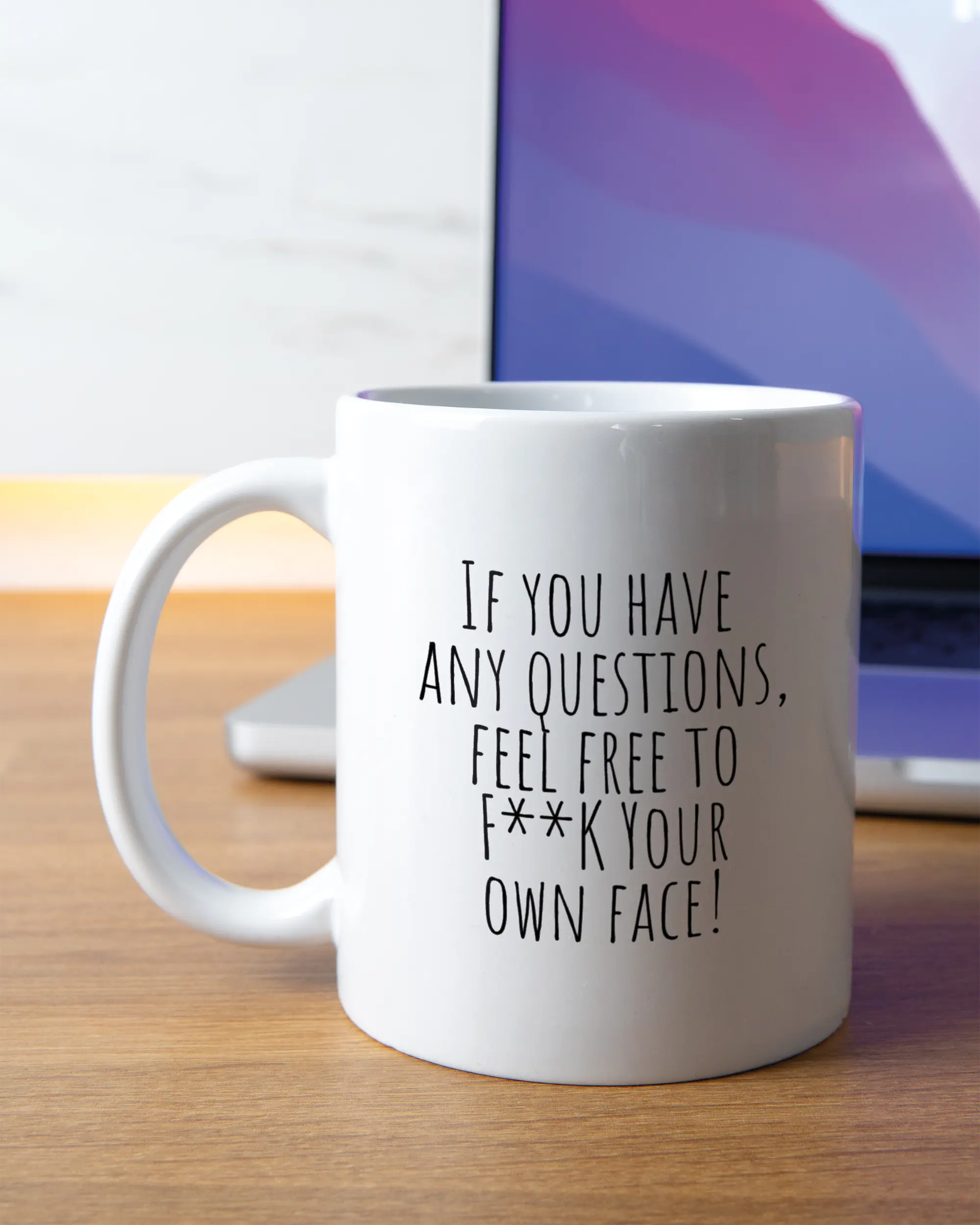 Homeoffice Aufnahme der linken Seite der beidseitig bedruckten Keramiktasse von Maondo mit dem Design Feel Free in der Farbe White