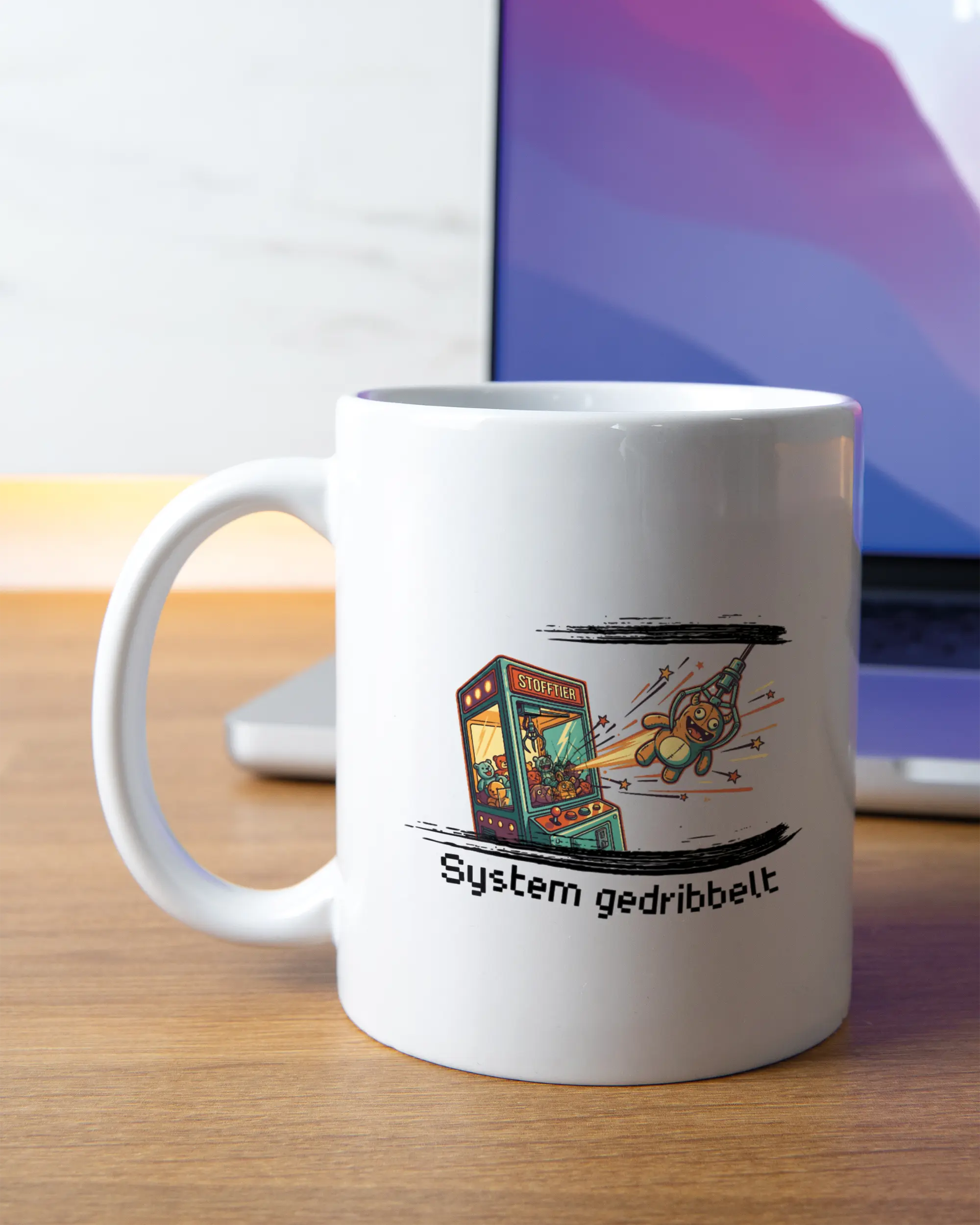 Homeoffice Aufnahme der linken Seite der beidseitig bedruckten Keramiktasse von Maondo mit dem Design System gedribbelt in der Farbe White