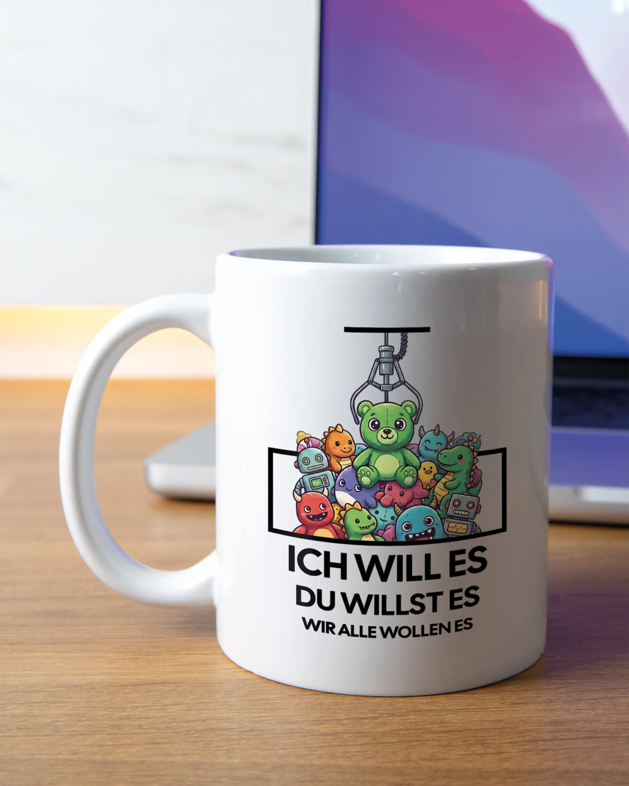 Homeoffice Aufnahme der linken Seite der beidseitig bedruckten Keramiktasse von Maondo mit dem Design Will Stofftier in der Farbe White