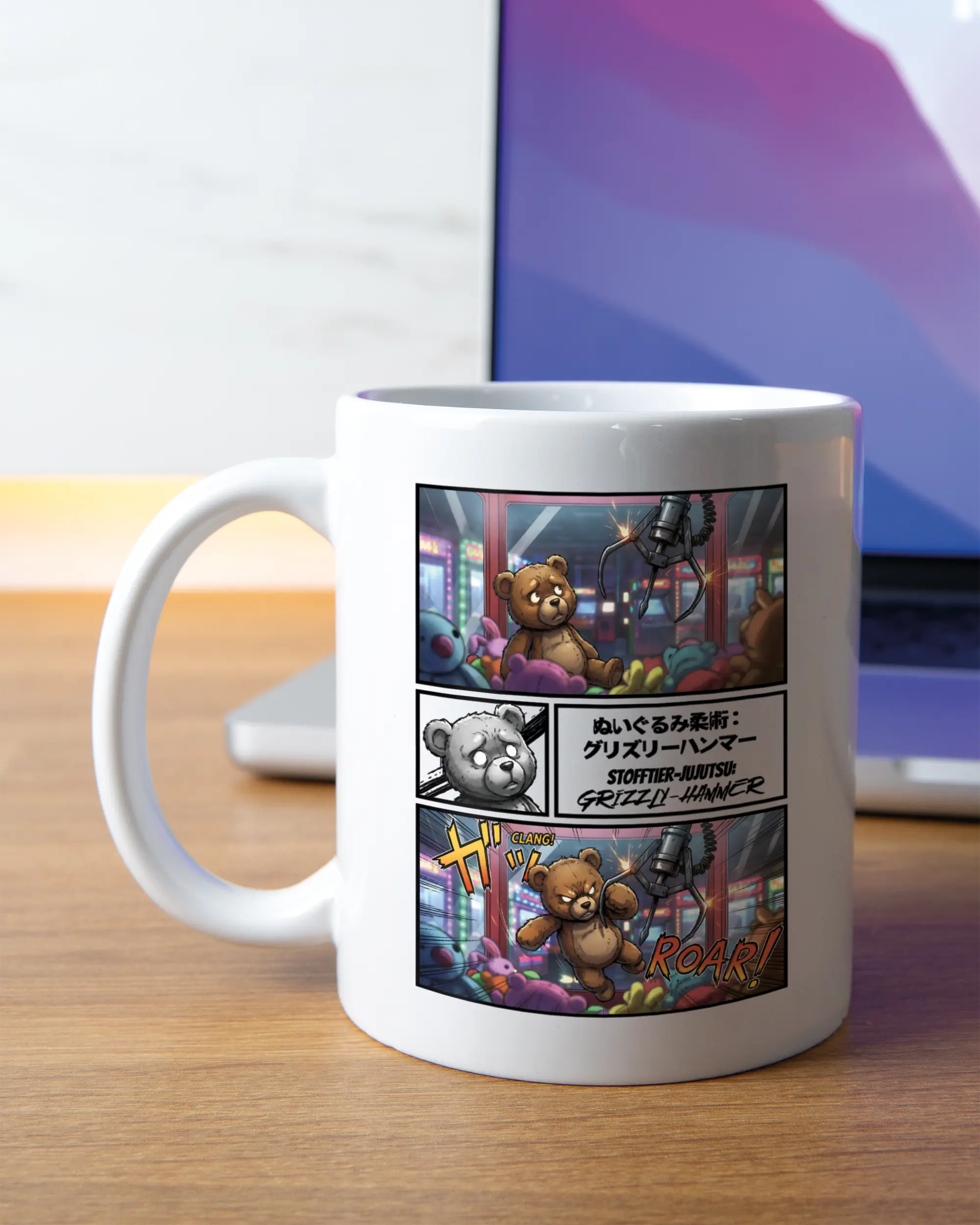 Homeoffice Aufnahme der linken Seite der beidseitig bedruckten Keramiktasse von Maondo mit dem Design Manga Stoff in der Farbe White