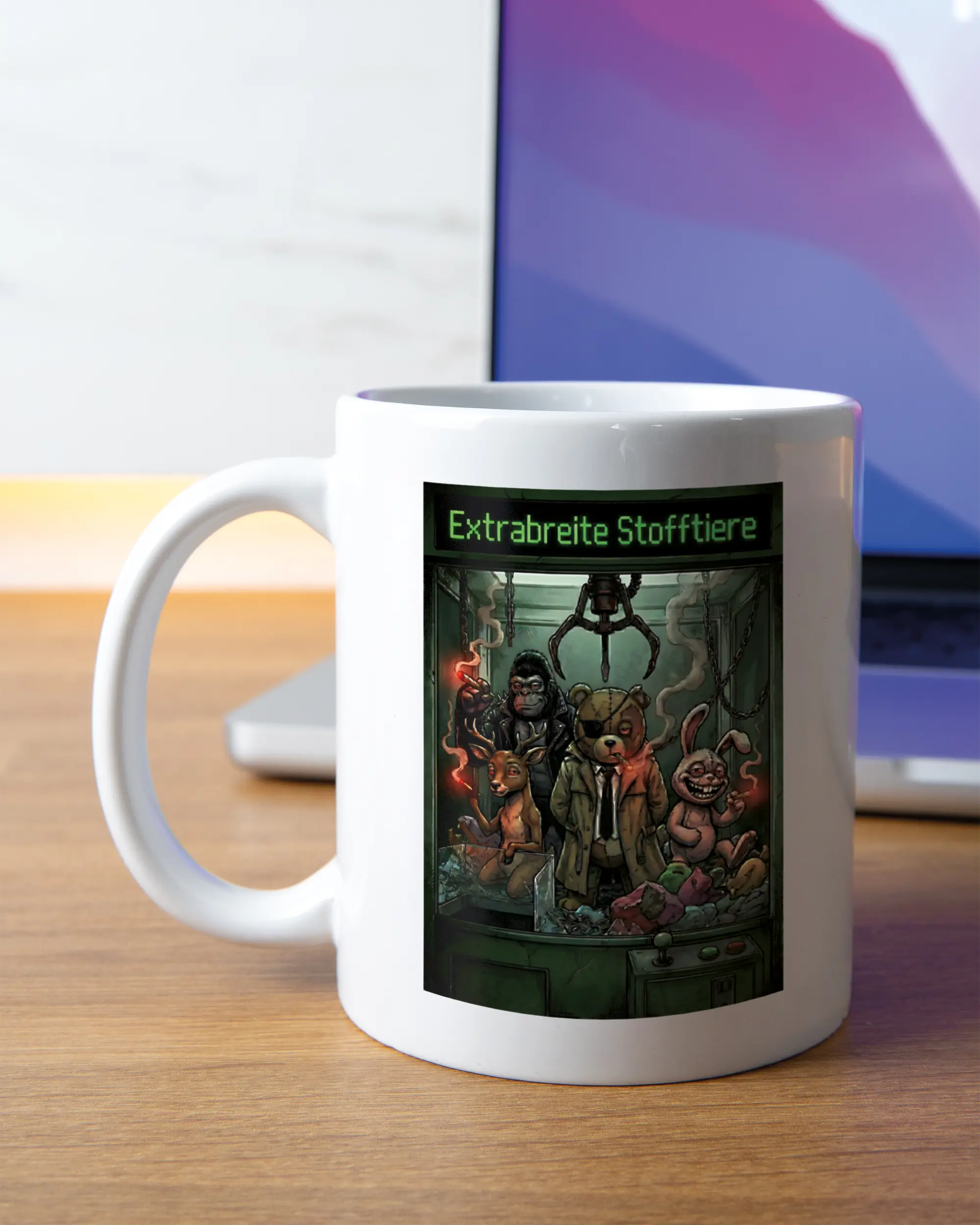 Homeoffice Aufnahme der linken Seite der beidseitig bedruckten Keramiktasse von Maondo mit dem Design Extrabreit in der Farbe White