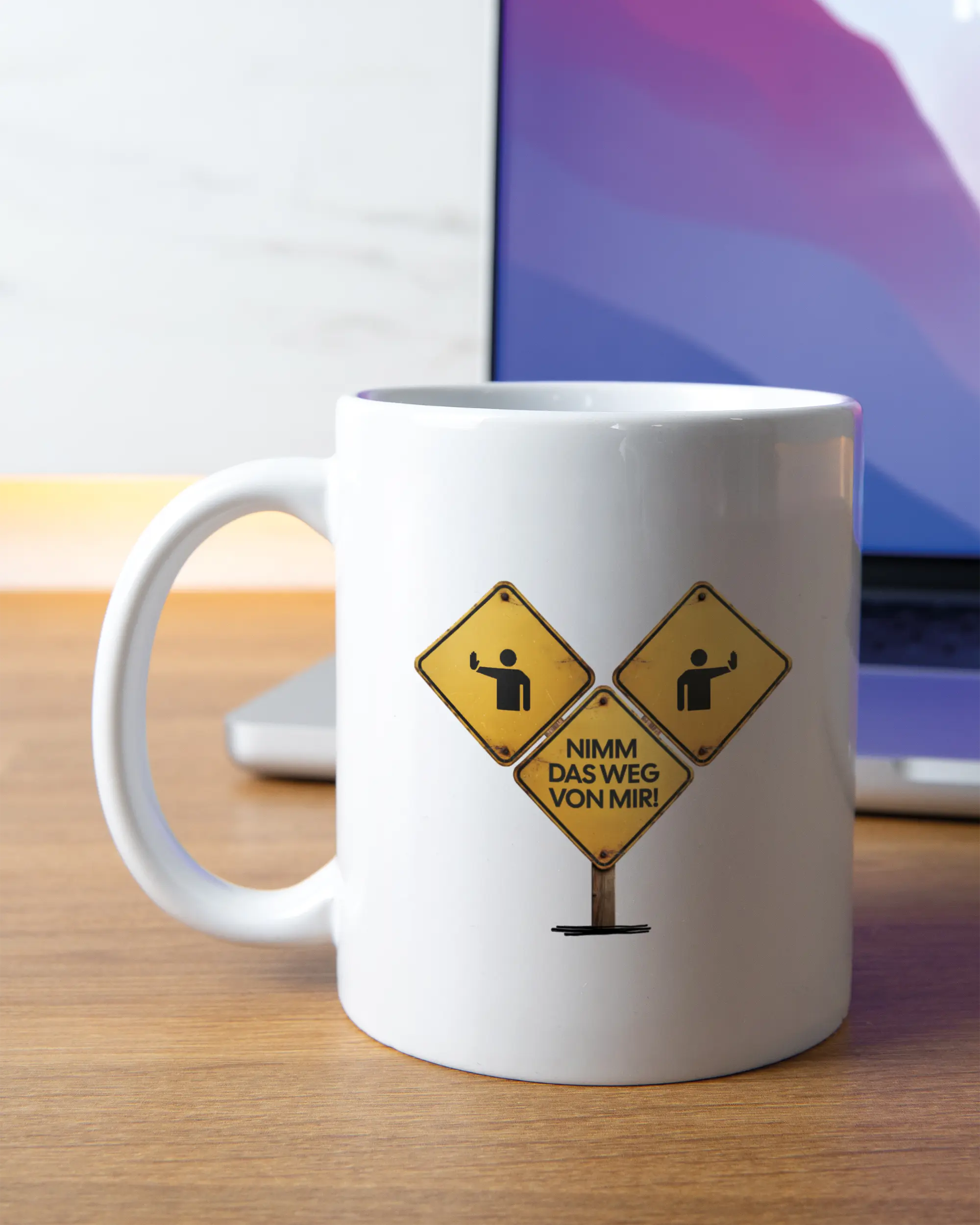 Homeoffice Aufnahme der linken Seite der beidseitig bedruckten Keramiktasse von Maondo mit dem Design Schutzschild in der Farbe White