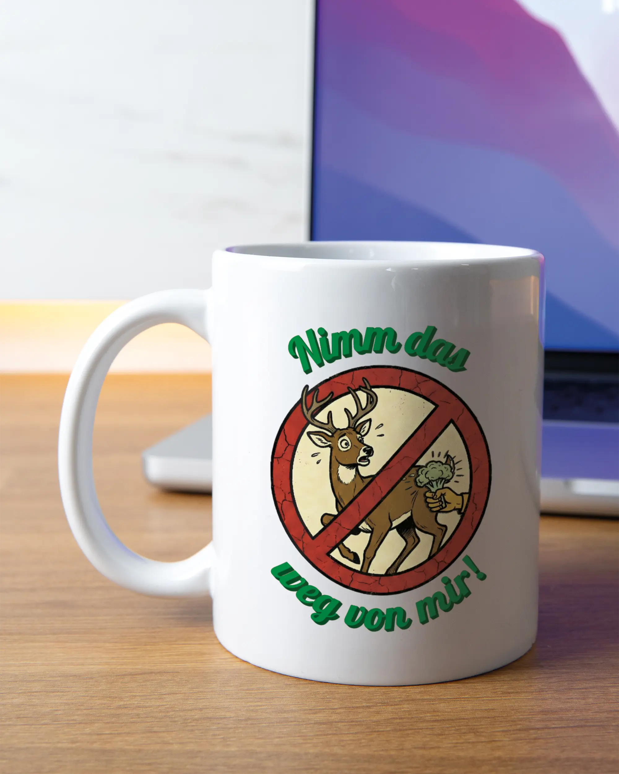 Homeoffice Aufnahme der linken Seite der beidseitig bedruckten Keramiktasse von Maondo mit dem Design Reh weg in der Farbe White