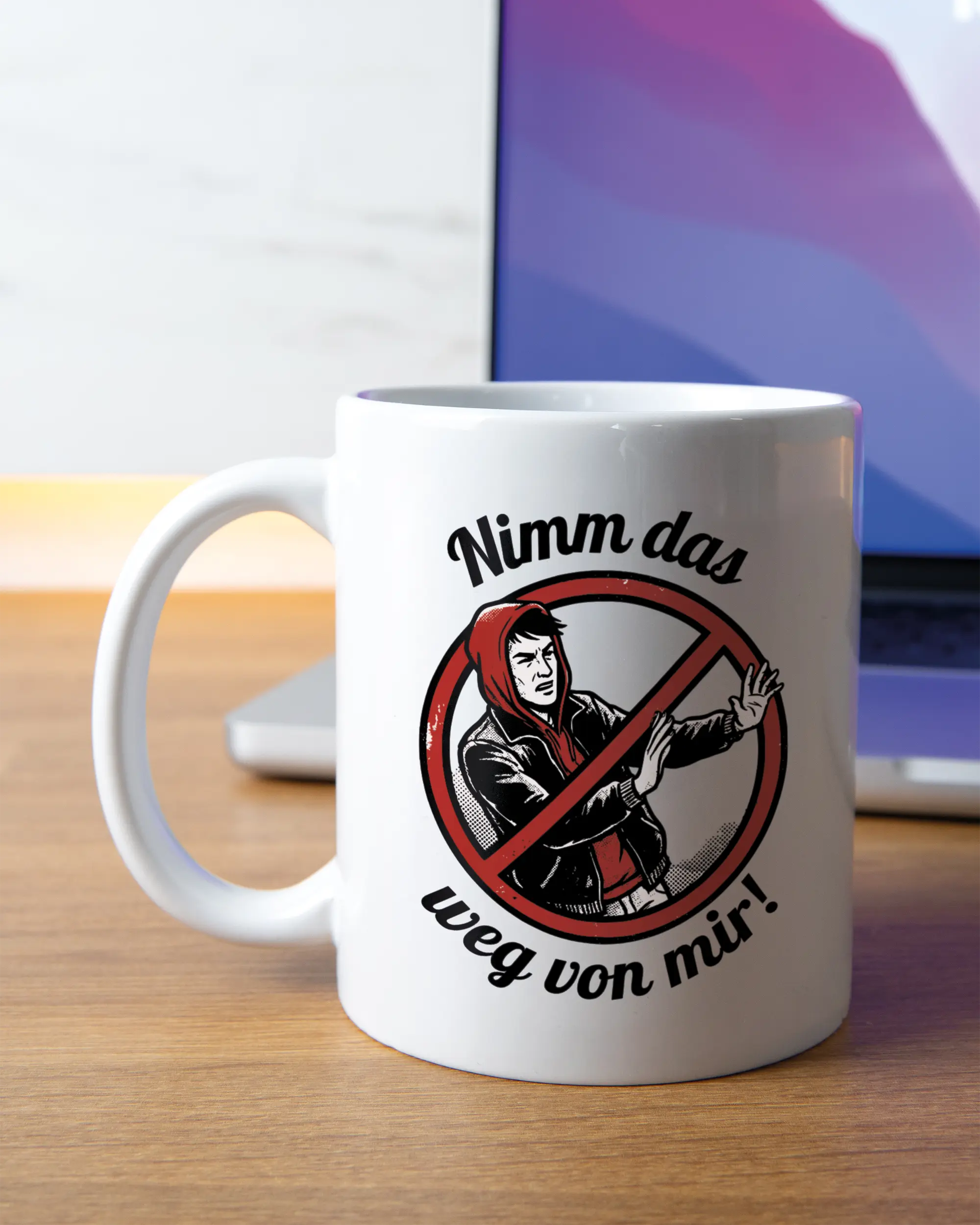 Homeoffice Aufnahme der linken Seite der beidseitig bedruckten Keramiktasse von Maondo mit dem Design Nimm das weg in der Farbe White