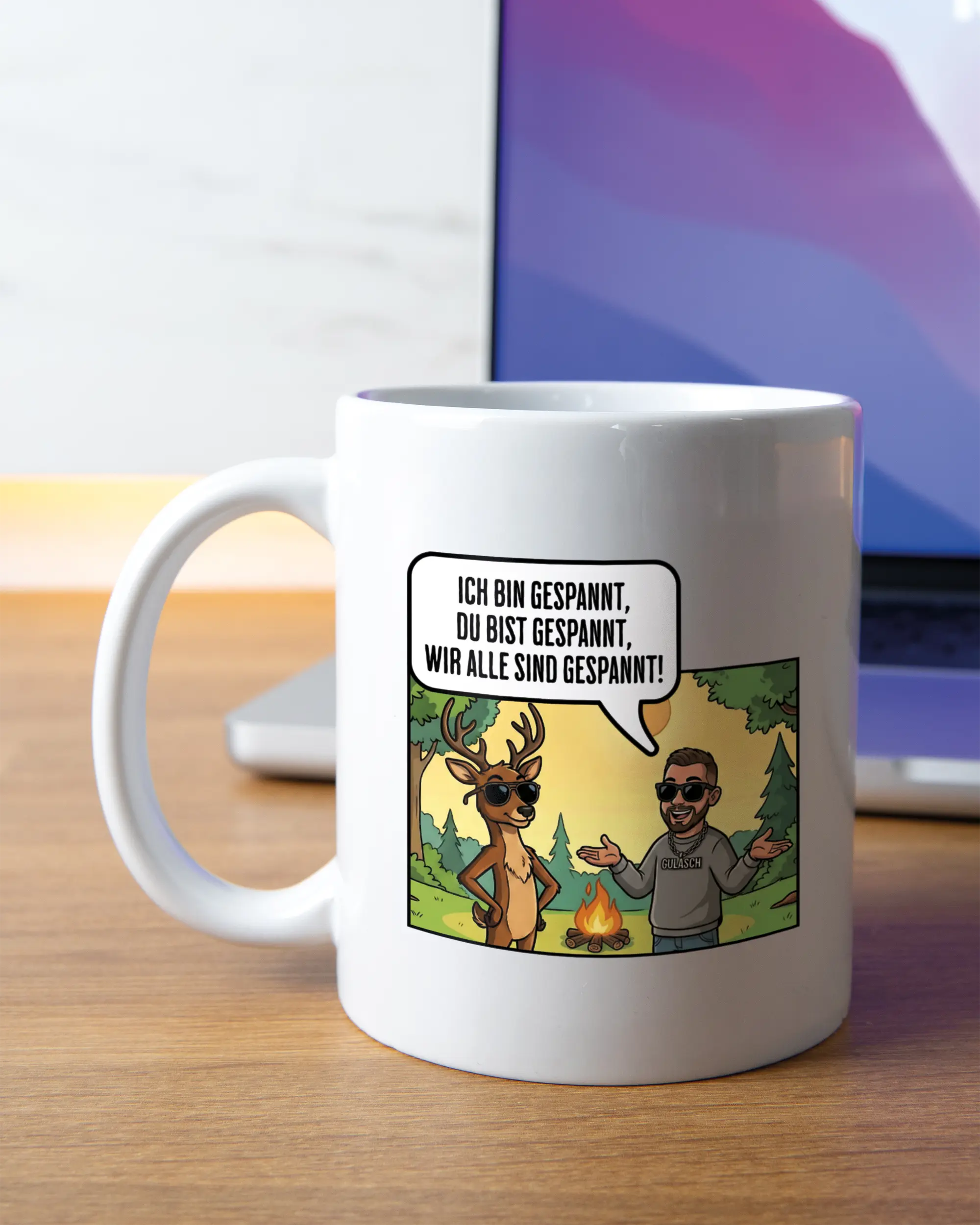 Homeoffice Aufnahme der linken Seite der beidseitig bedruckten Keramiktasse von Maondo mit dem Design Vollspannung in der Farbe White