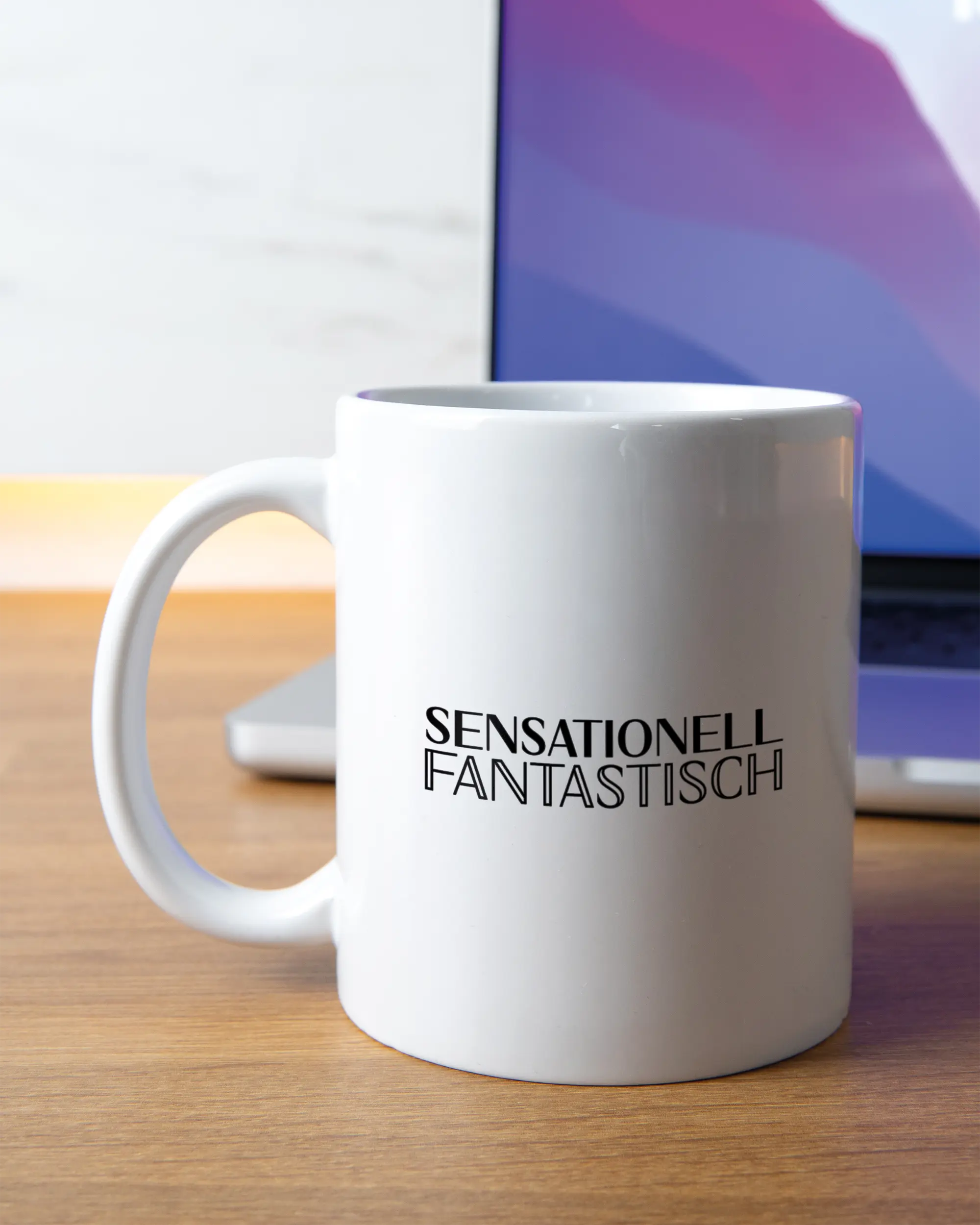 Homeoffice Aufnahme der linken Seite der beidseitig bedruckten Keramiktasse von Maondo mit dem Design Sensationell in der Farbe White