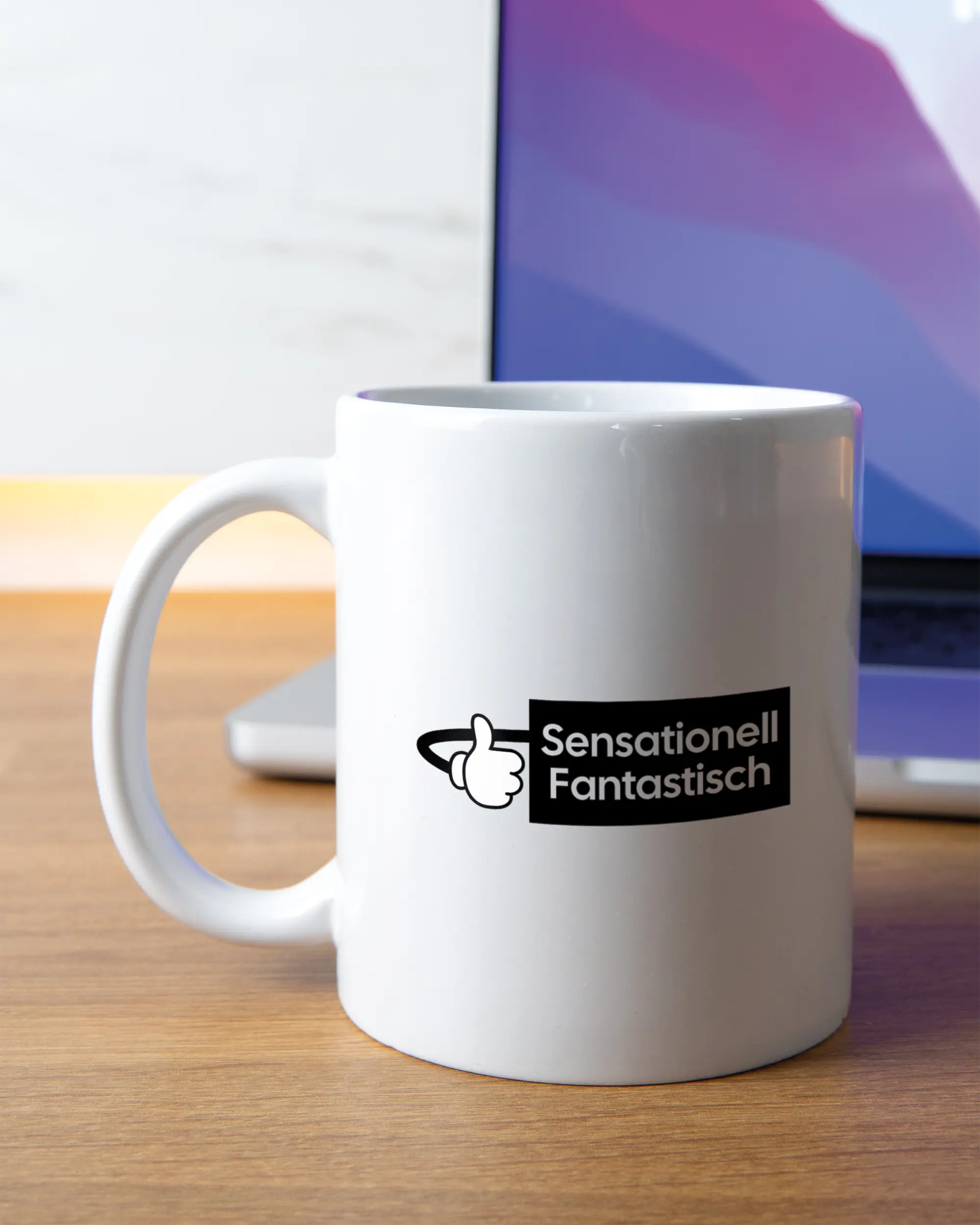 Homeoffice Aufnahme der linken Seite der beidseitig bedruckten Keramiktasse von Maondo mit dem Design Fantastisch in der Farbe White