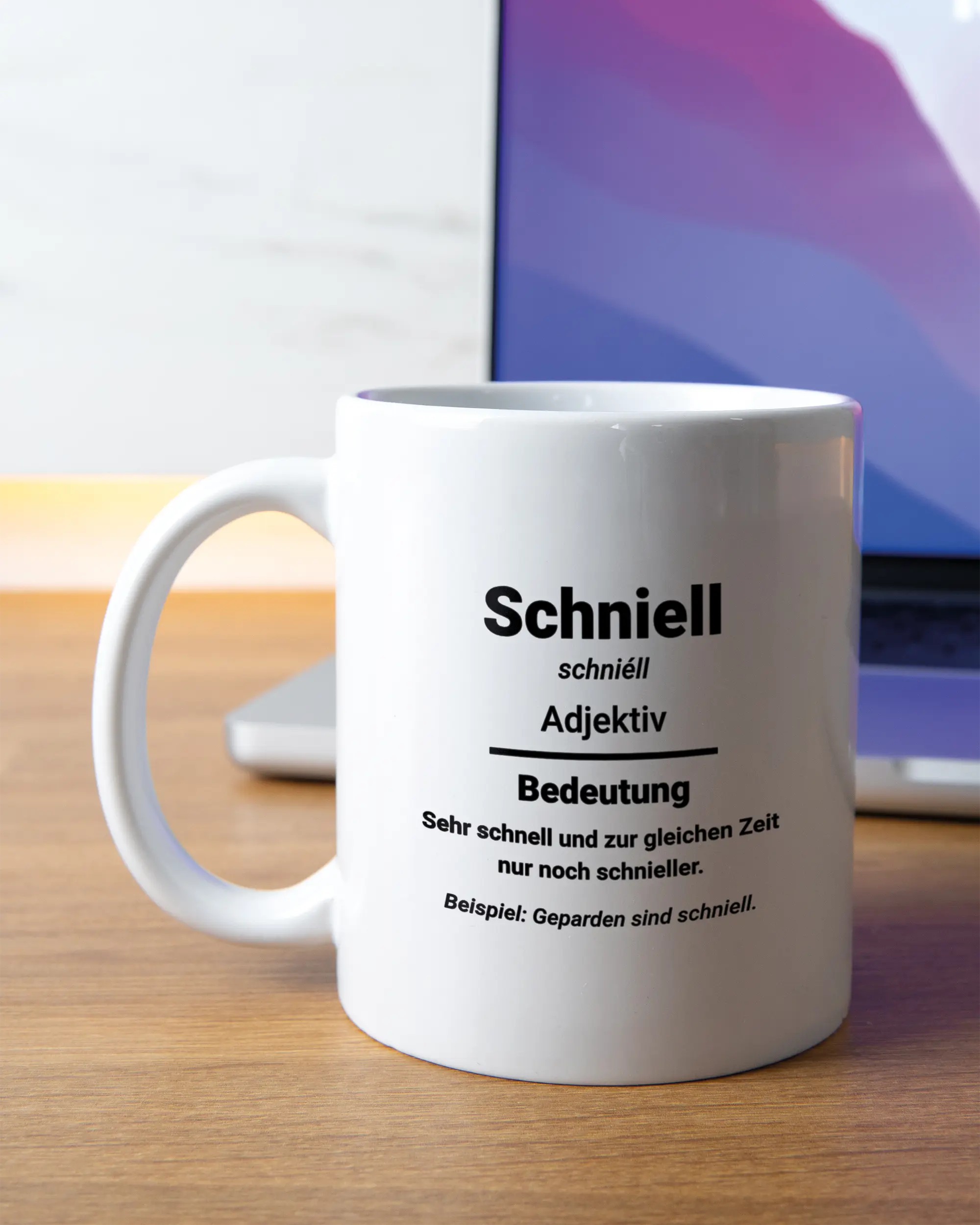 Homeoffice Aufnahme der linken Seite der beidseitig bedruckten Keramiktasse von Maondo mit dem Design Schniell in der Farbe White