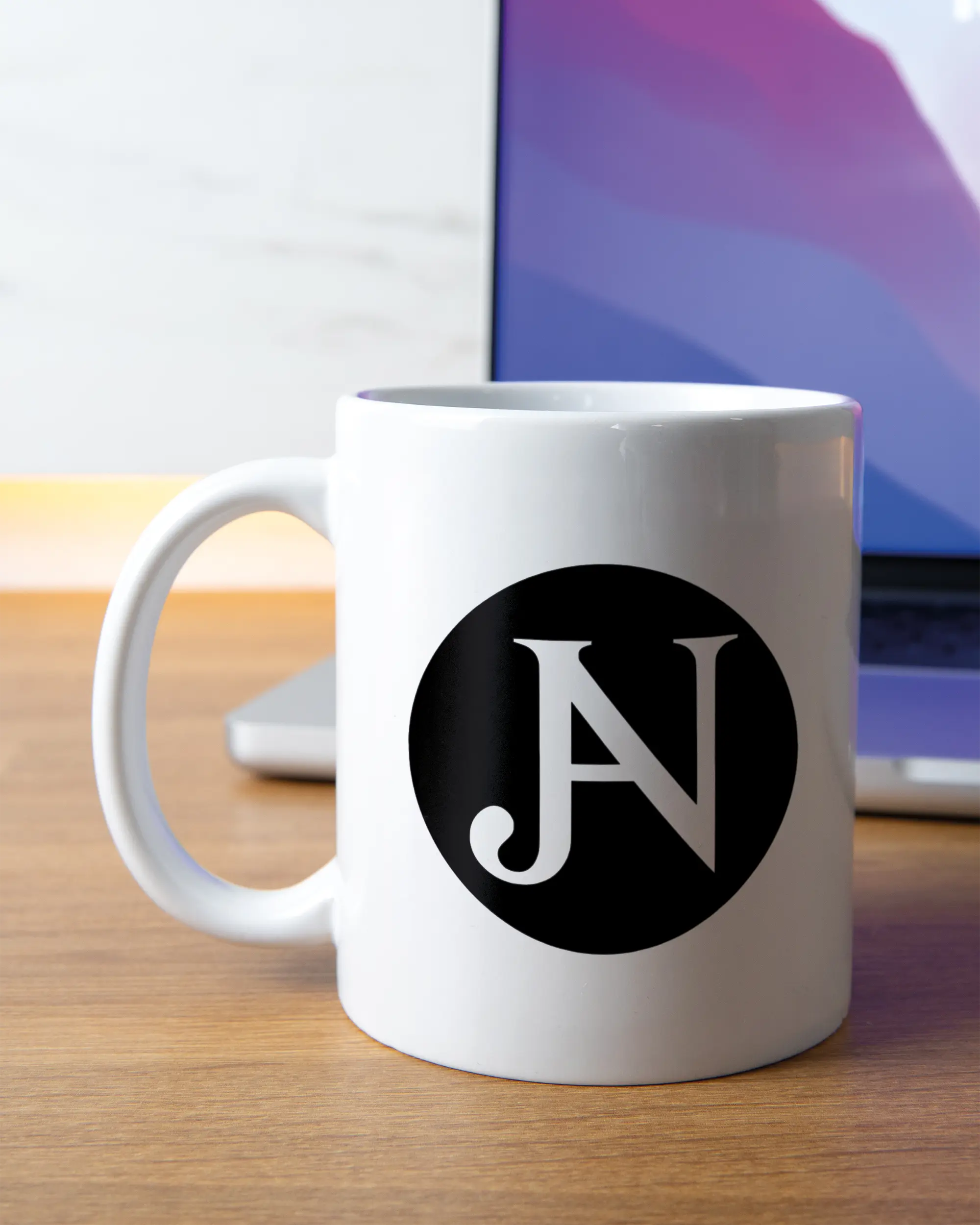 Homeoffice Aufnahme der linken Seite der beidseitig bedruckten Keramiktasse von Maondo mit dem Design JB1 in der Farbe White