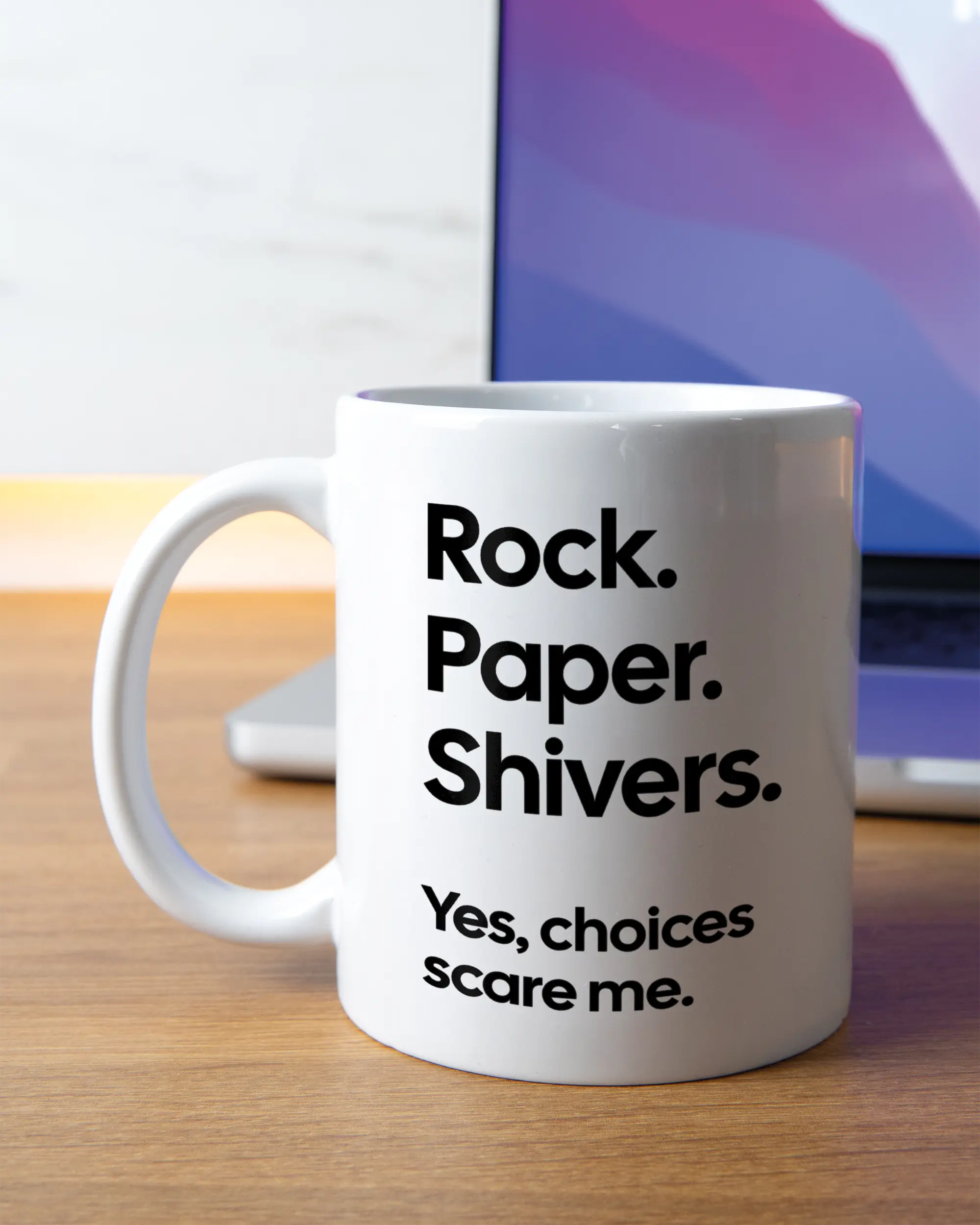 Homeoffice Aufnahme der linken Seite der beidseitig bedruckten Keramiktasse von Maondo mit dem Design Rock Paper Shivers in der Farbe White