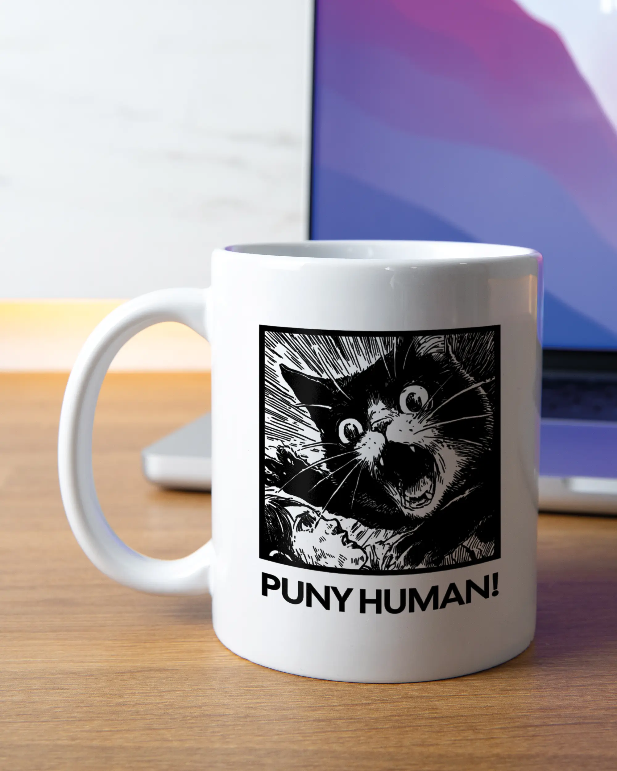 Homeoffice Aufnahme der linken Seite der beidseitig bedruckten Keramiktasse von Maondo mit dem Design Puny Human in der Farbe White