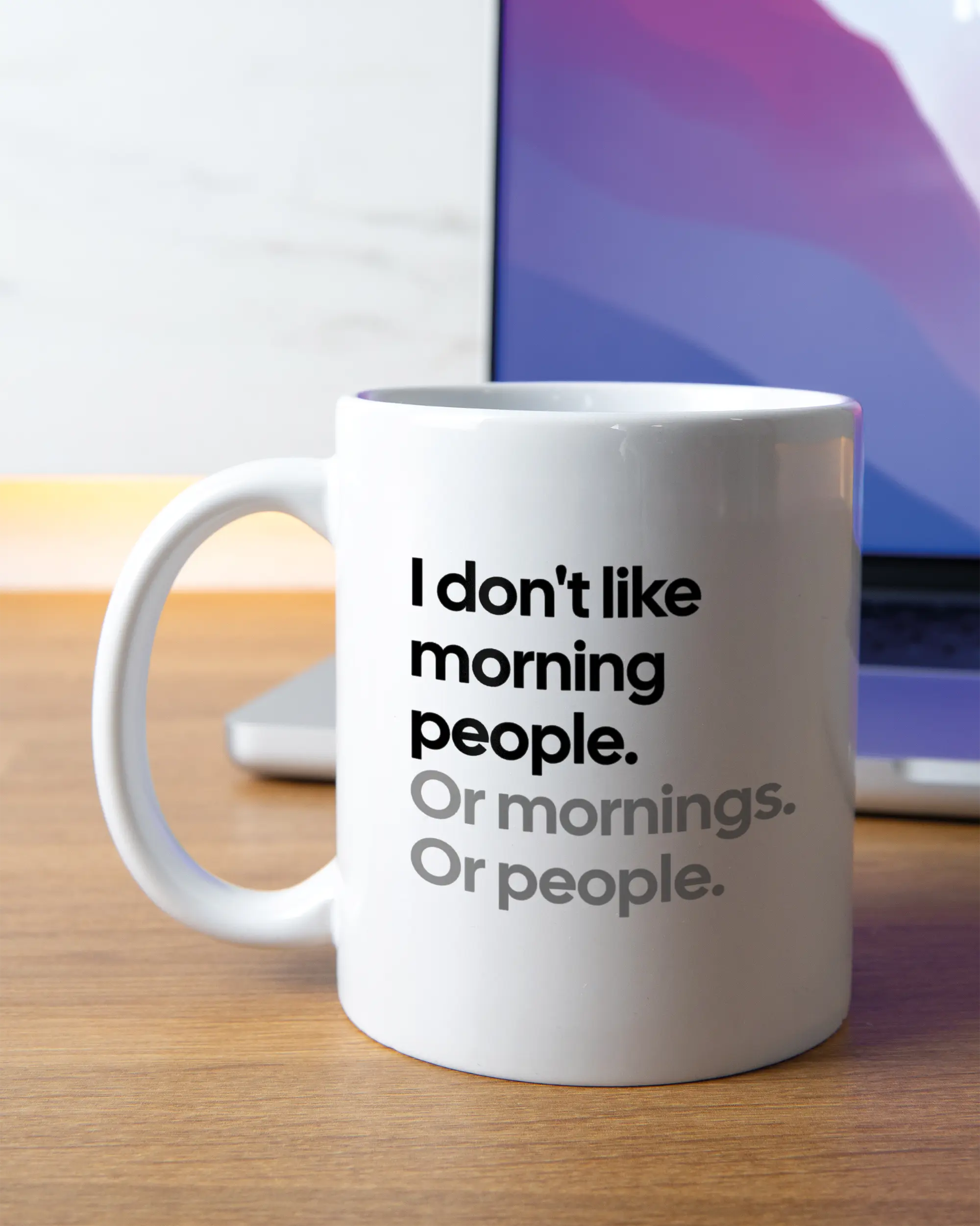 Homeoffice Aufnahme der linken Seite der beidseitig bedruckten Keramiktasse von Maondo mit dem Design Morning Person in der Farbe White