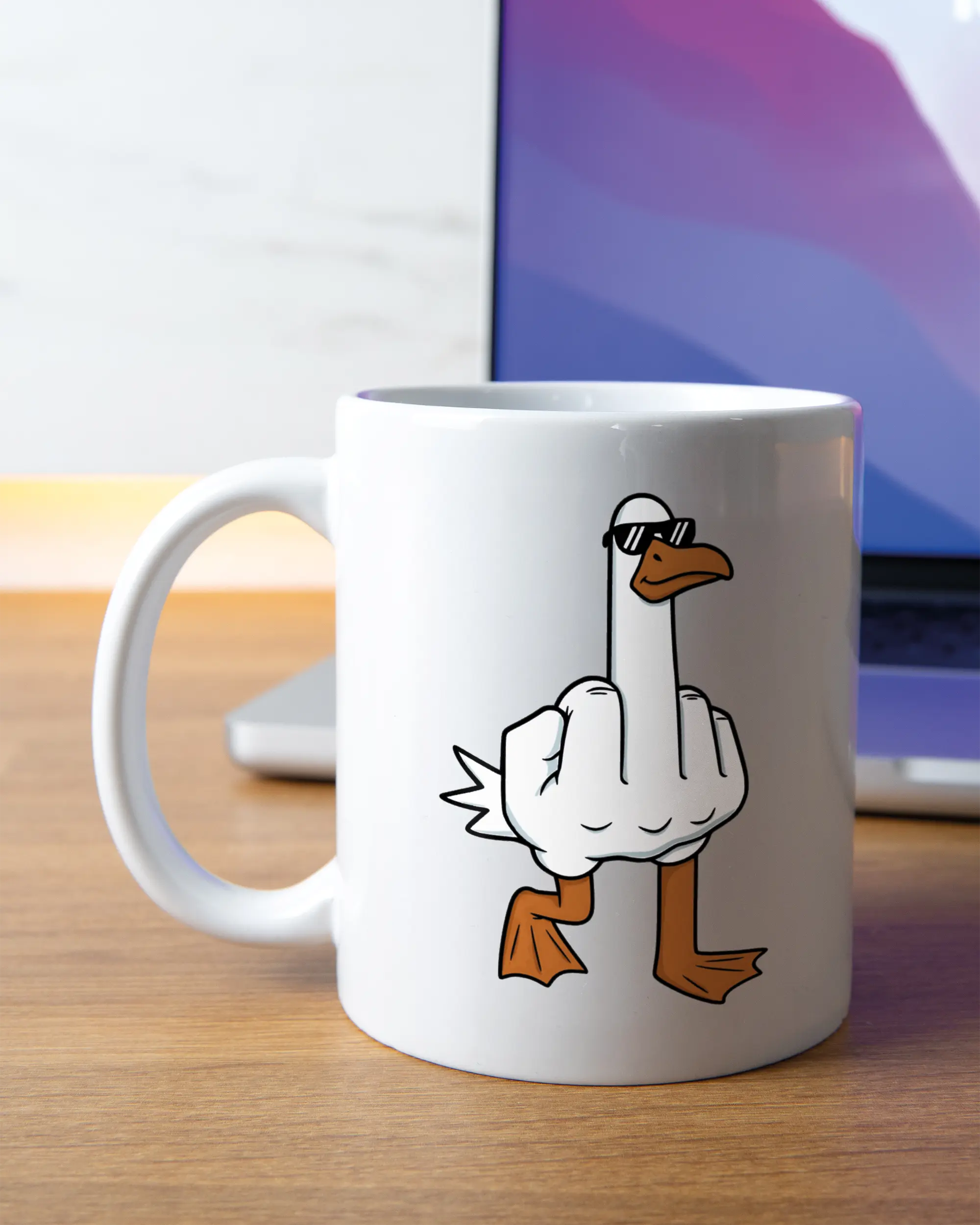Homeoffice Aufnahme der linken Seite der beidseitig bedruckten Keramiktasse von Maondo mit dem Design I give a duck in der Farbe White
