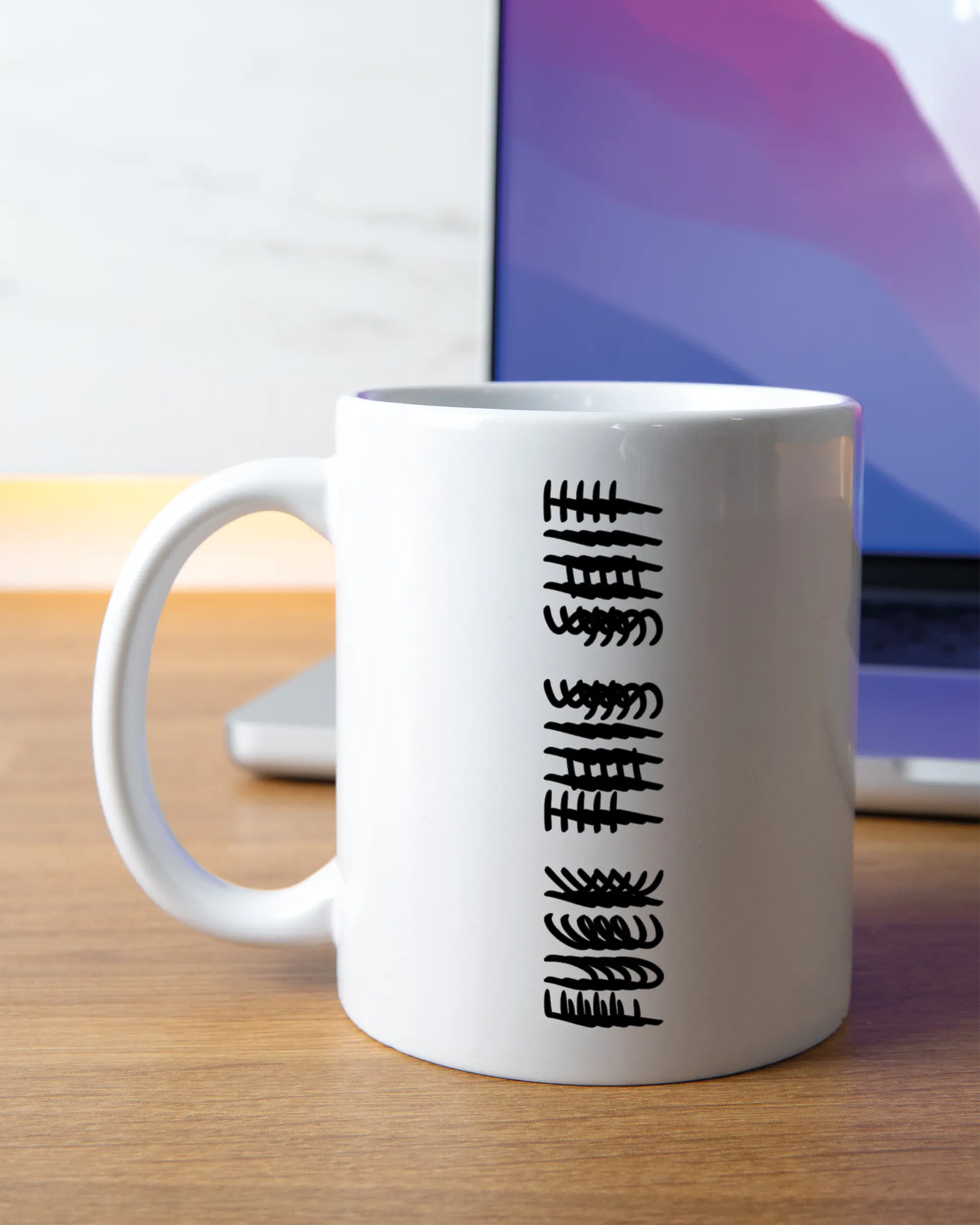 Homeoffice Aufnahme der linken Seite der beidseitig bedruckten Keramiktasse von Maondo mit dem Design Hidden Message in der Farbe White