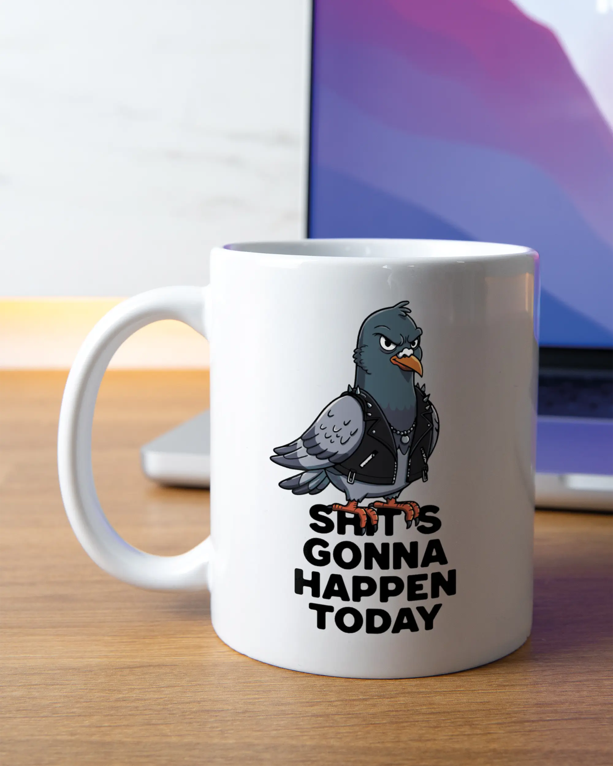 Homeoffice Aufnahme der linken Seite der beidseitig bedruckten Keramiktasse von Maondo mit dem Design Pigeon Pun in der Farbe White