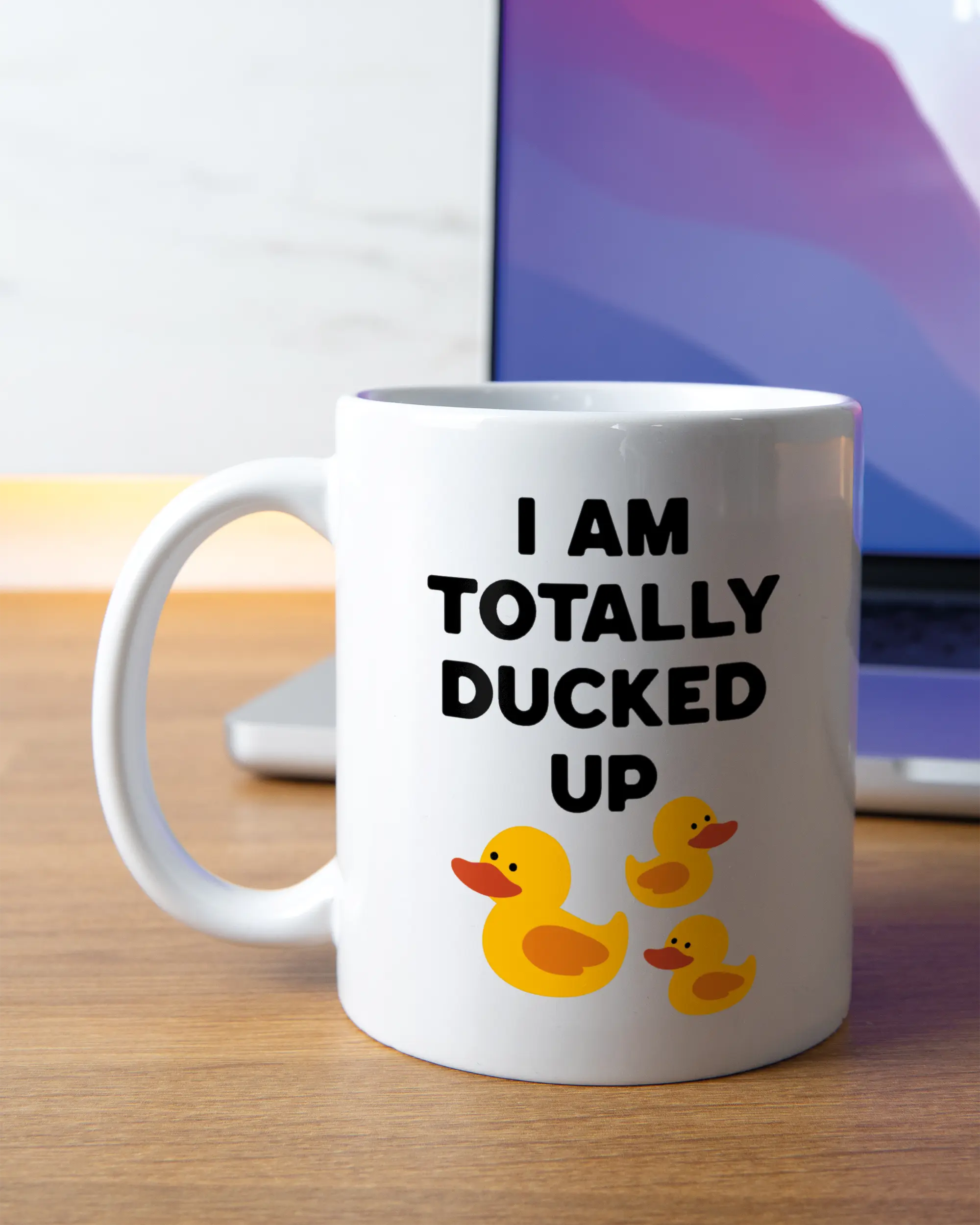 Homeoffice Aufnahme der linken Seite der beidseitig bedruckten Keramiktasse von Maondo mit dem Design Ducked Up in der Farbe White